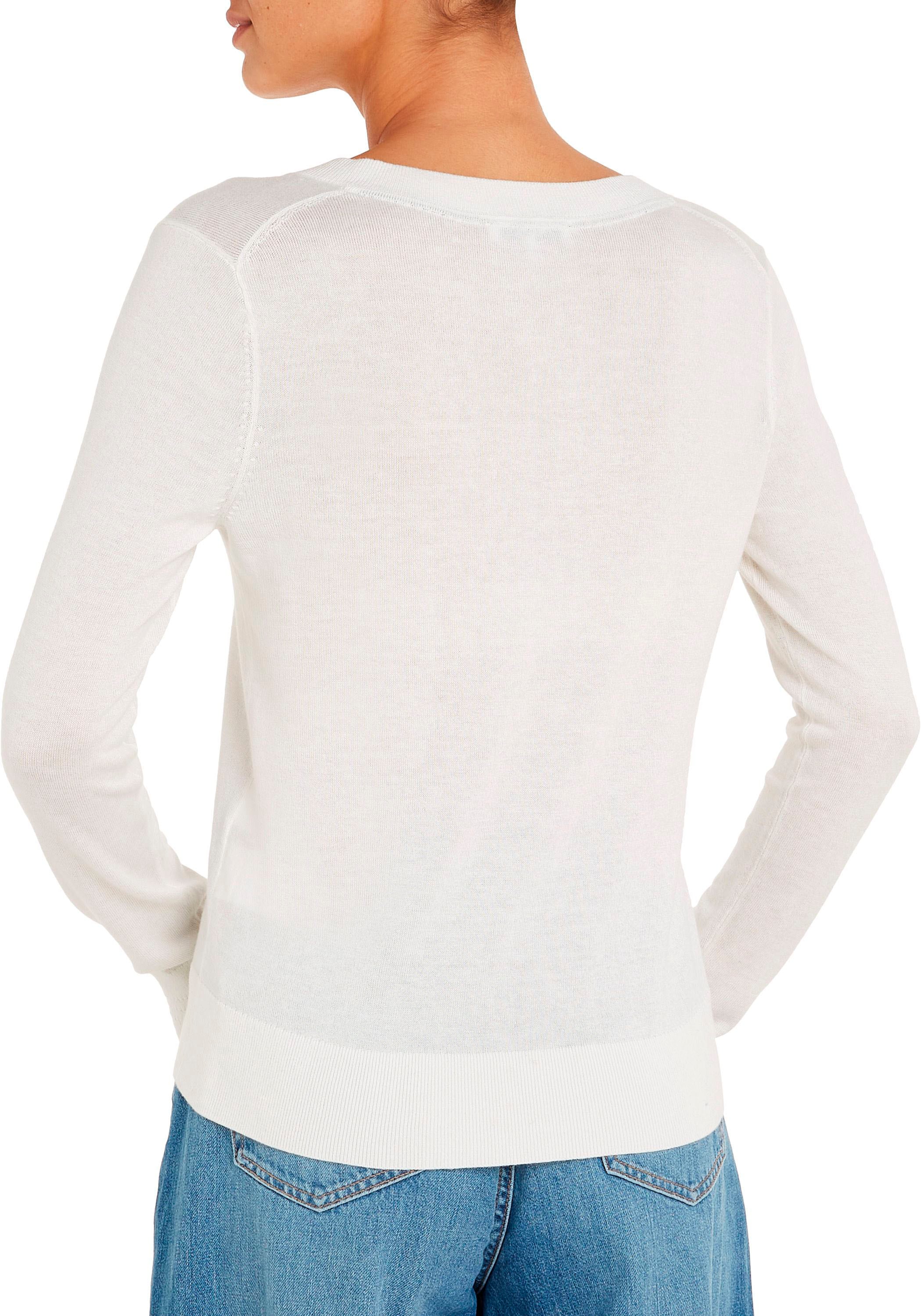 Tommy Hilfiger V-Ausschnitt-Pullover »CO JERSEY STITCH V-NK SWEATER«, Kontrastfarbene Streifen im Ausschnitt und Logo Stickerei am Ärmel