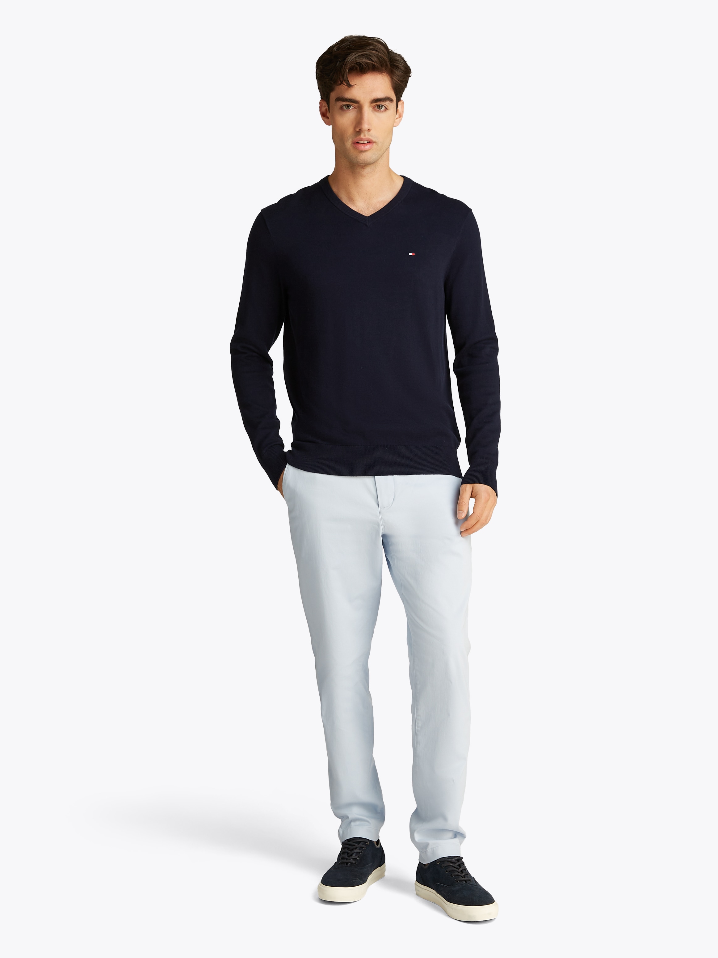 Tommy Hilfiger Strickpullover »ESSENTIAL COTTON V NECK mit V-Ausschnitt und Stickerei«, unifarben, casual, regular fit, Baumwolle, V-Ausschnitt