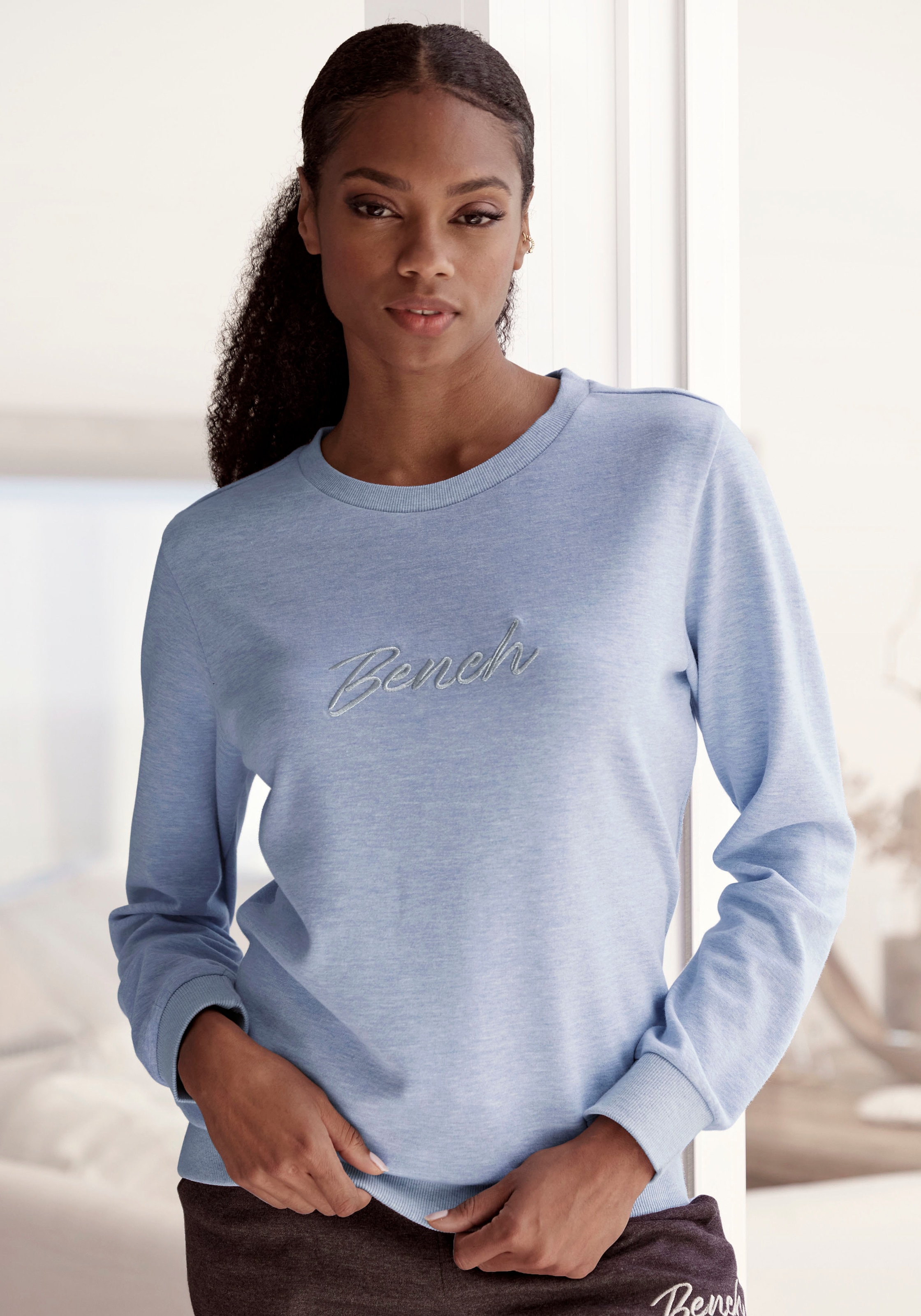 Bench. »-Loungeshirt«, bestellen Loungeanzug Logostickerei, Jelmoli-Versand online Loungewear, Sweatshirt mit glänzender bei Schweiz