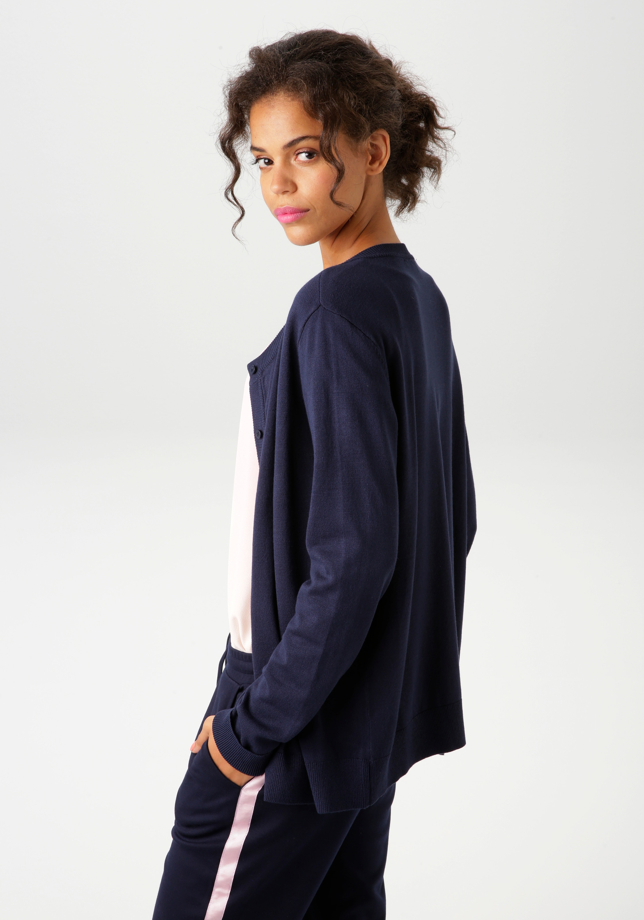 Aniston CASUAL Strickjacke, mit Rundhals-Ausschnitt