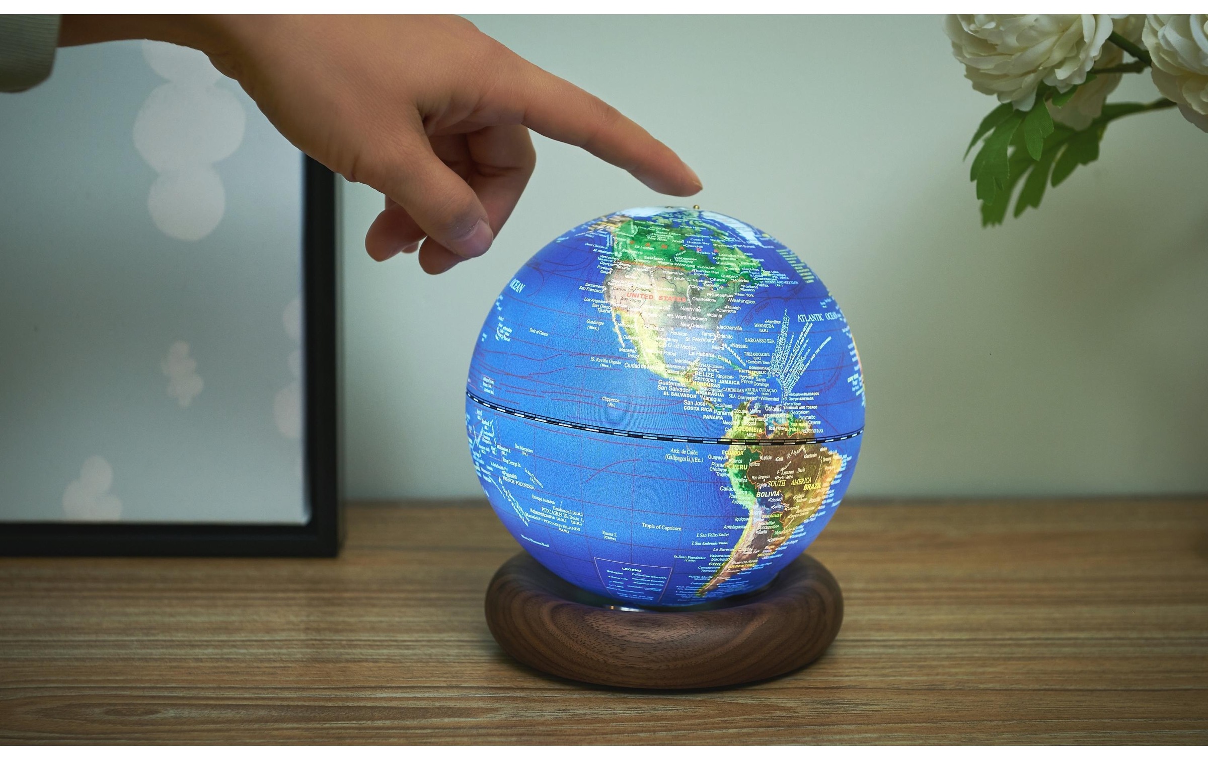 LED Dekofigur »AtlasGlobe 13 cm«, Holzart: Esche (China)