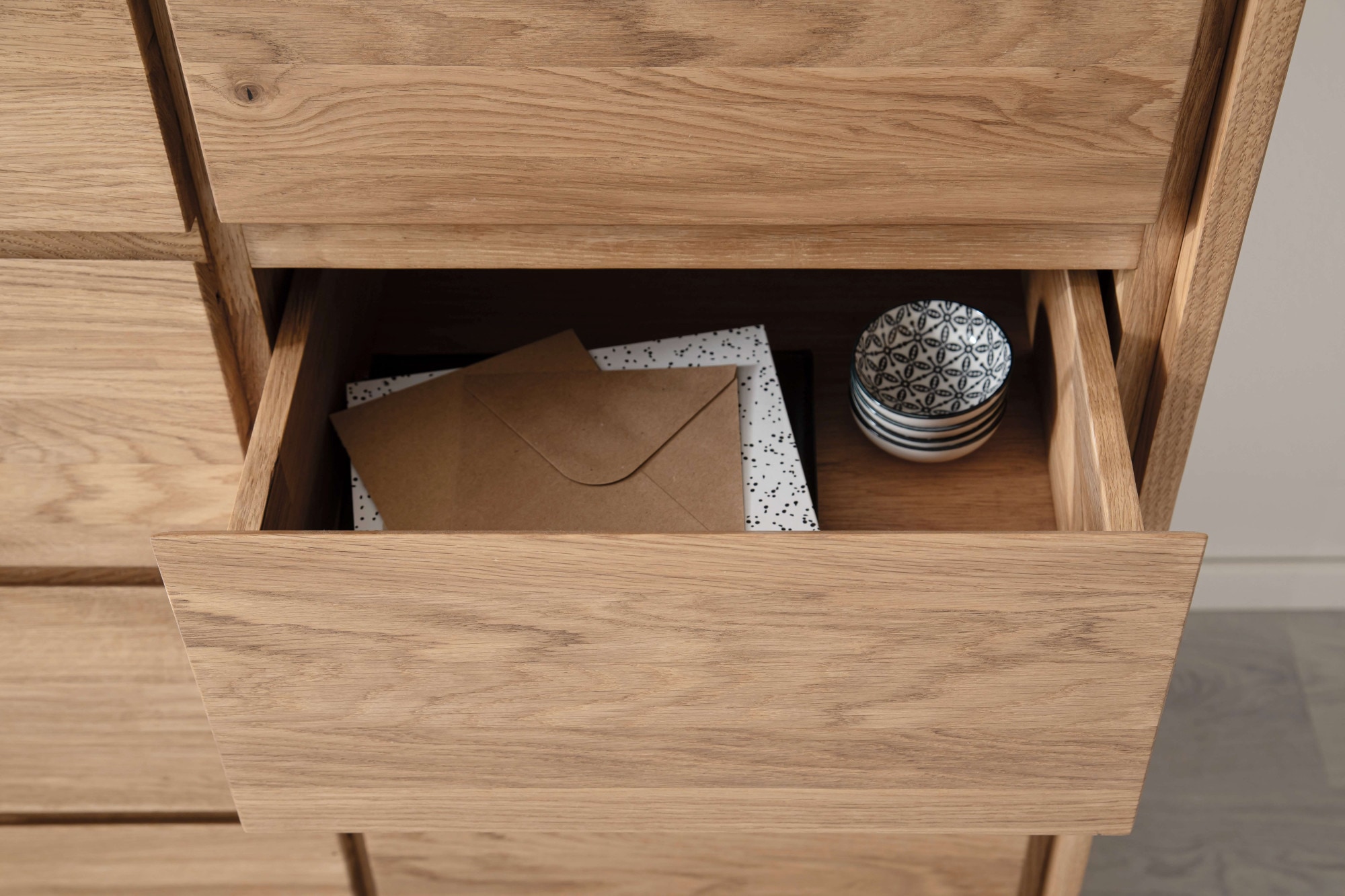 Home affaire Kommode »Zetra Schubladenschrank, 5 Schubladen/1 Tür mit Soft-Close-Function«, Fertig montiert, Eiche Massivholz, Breite 88 cm