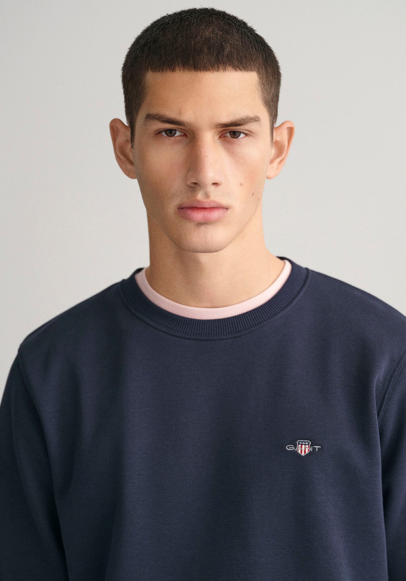 Gant Sweatshirt »REG SHIELD C-NECK SWEAT«, mit Logostickerei auf der Brust  online shoppen | Jelmoli-Versand