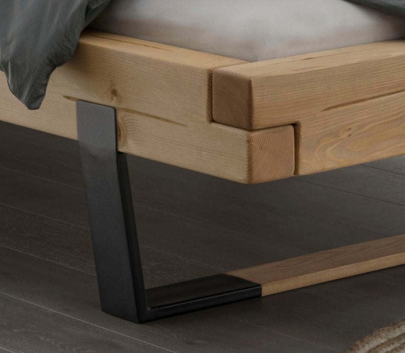 Home affaire Massivholzbett »Ultima Balkenbett Doppelbett, Füsse Metallkufe mit Holzelement«, (hohe Belastbarkeit: 200kg je Seite), FSC®-zertifizierte Wildeiche oder Fichte, viele Breiten zur Auswahl