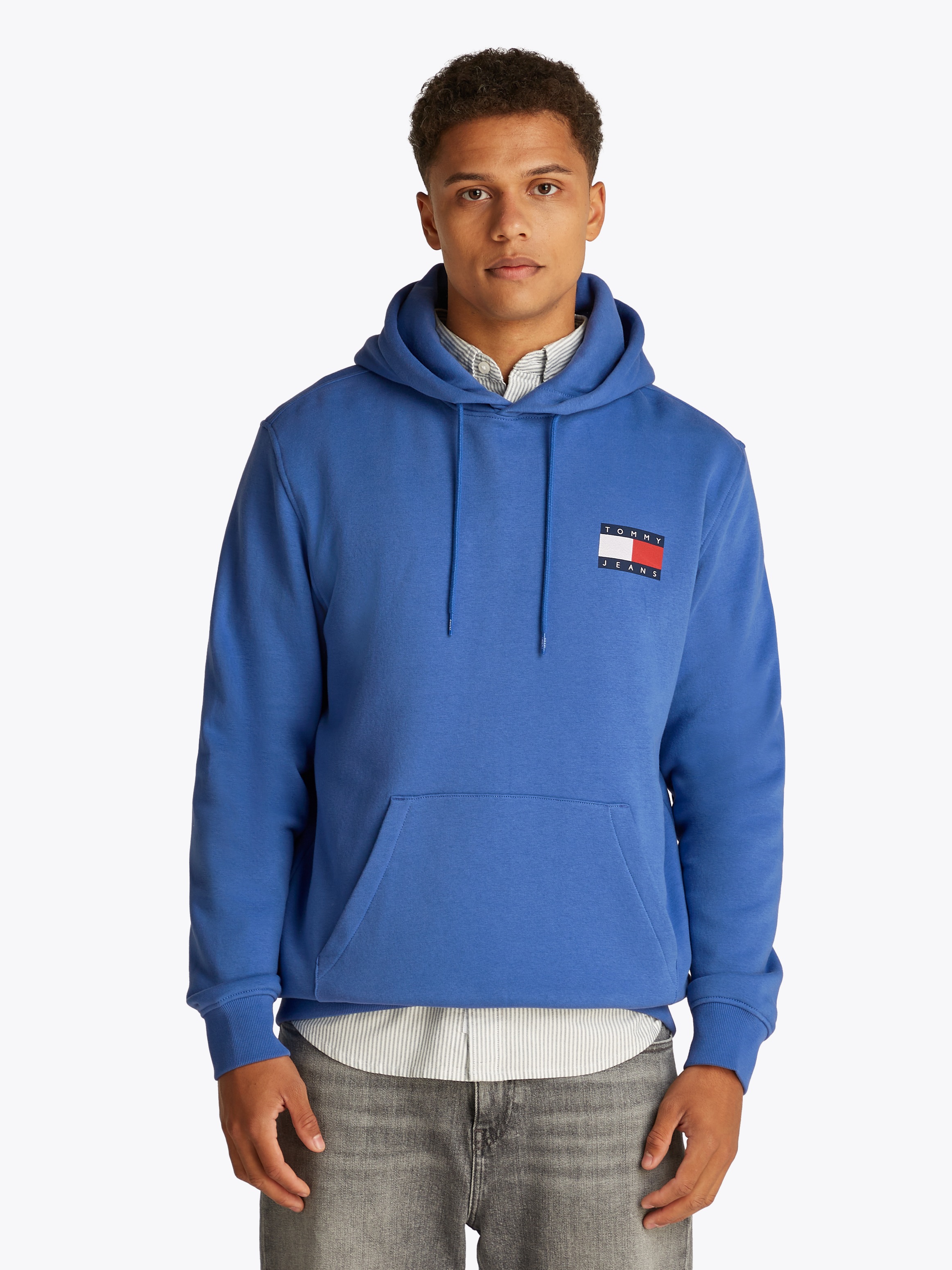 Tommy Jeans Sweatshirt »TJM REG ESSENTIAL FLAG HOOD EXT«, mit bedruckten Markenlogo auf Brusthöhe