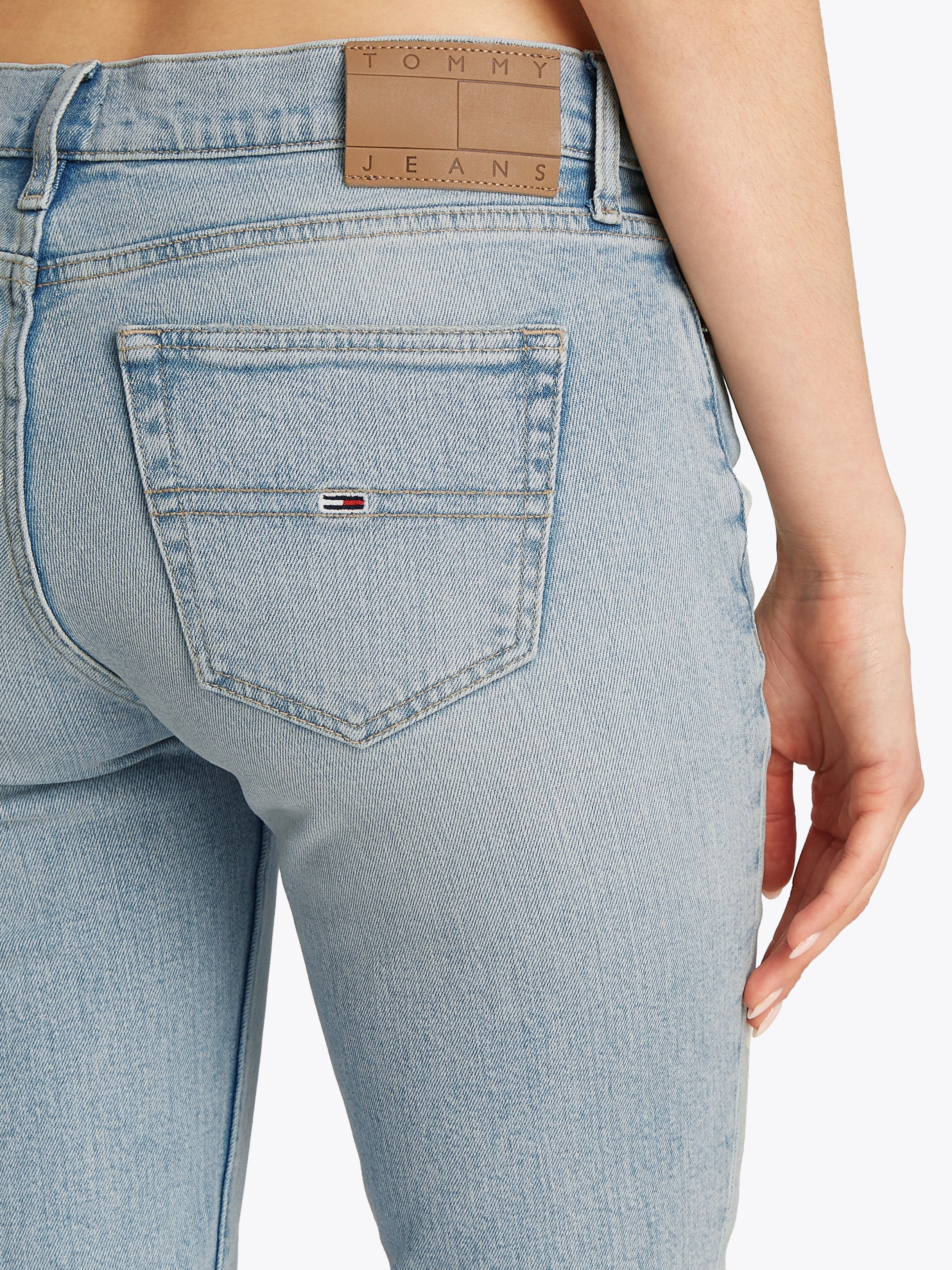 Tommy Jeans Bootcut-Jeans »Maddie Mid Rise Bootcut«, in hellblauer Waschung