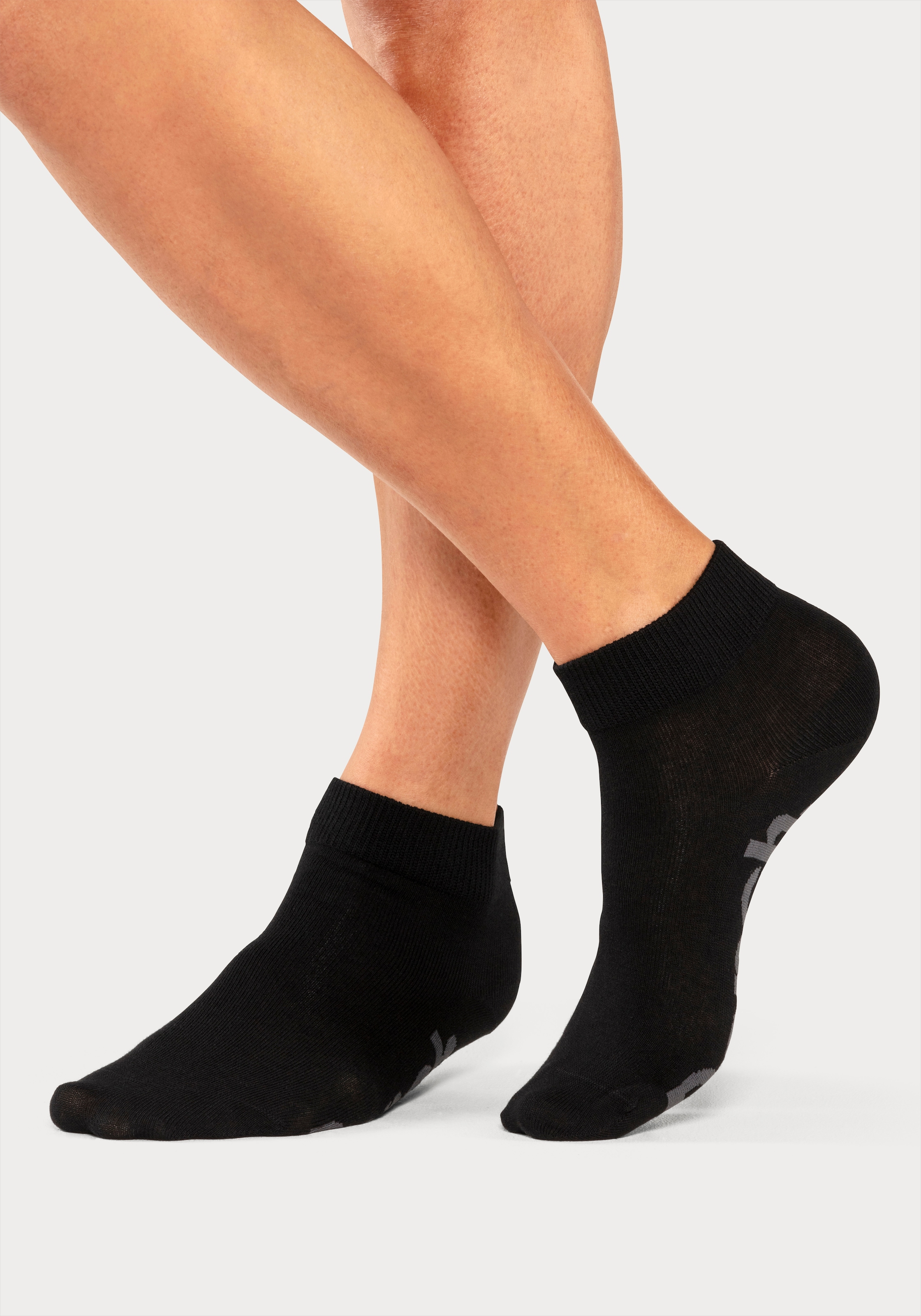 Bench. Kurzsocken, (Federtasche, 7 Paar), in ansprechendem Mäppchen mit Reissverschluss