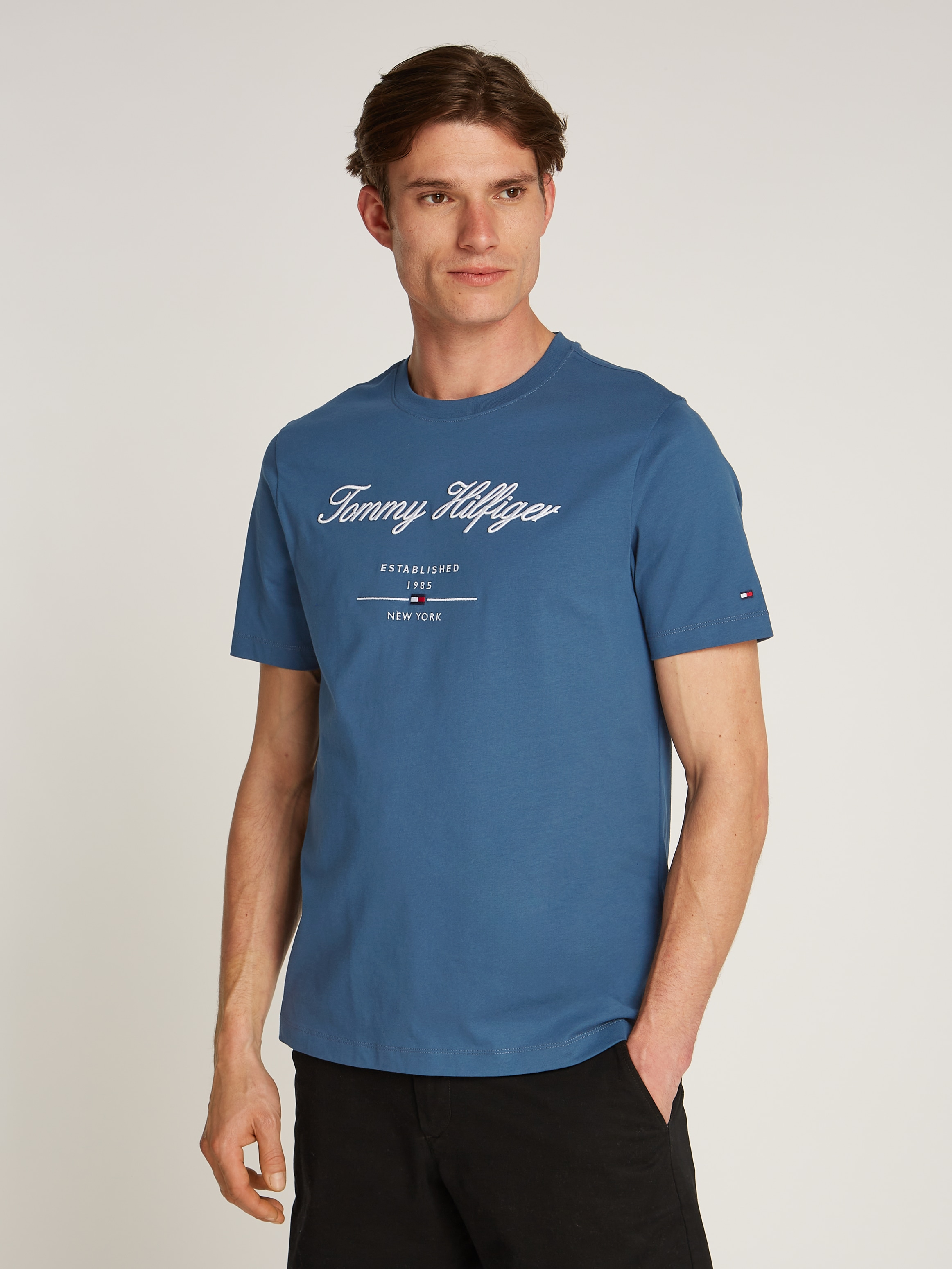Tommy Hilfiger T-Shirt »SCRIPT LOGO TEE« mit aufgesticktem Logo
