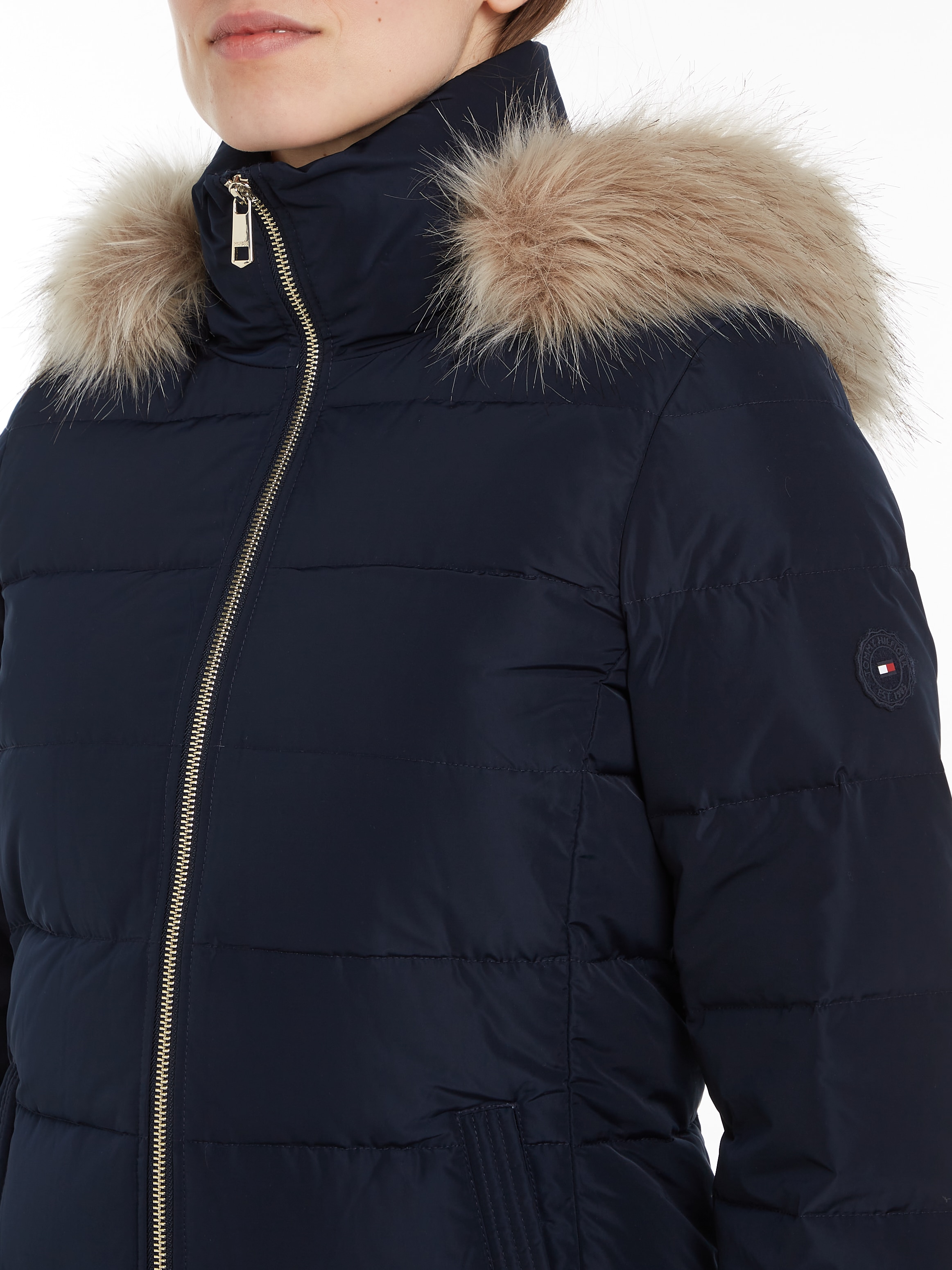 Tommy Hilfiger Steppmantel »HERITAGE DOWN TYRA MAXI WITH FUR«, mit Logopatch