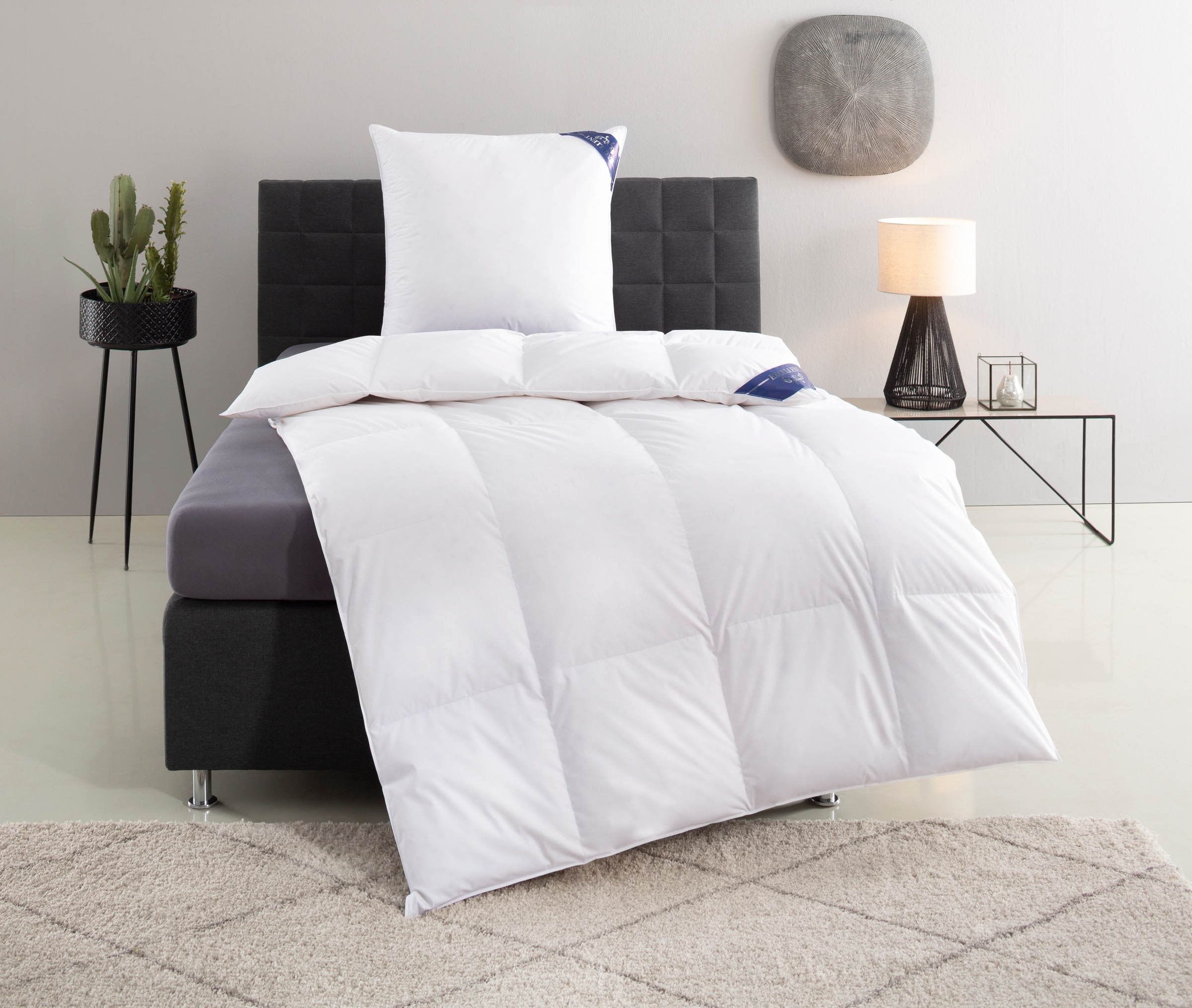 Excellent Daunenbettdecke + 3-Kammer-Kopfkissen »Venedig, 2-tlg, hergestellt in Deutschland, verschiedene Grössen«, (Spar-Set, 2-Tlg.), Decke mit Kissen,Set, Sommer, Winter, Bettdecke 135x200 cm, 155x220 cm