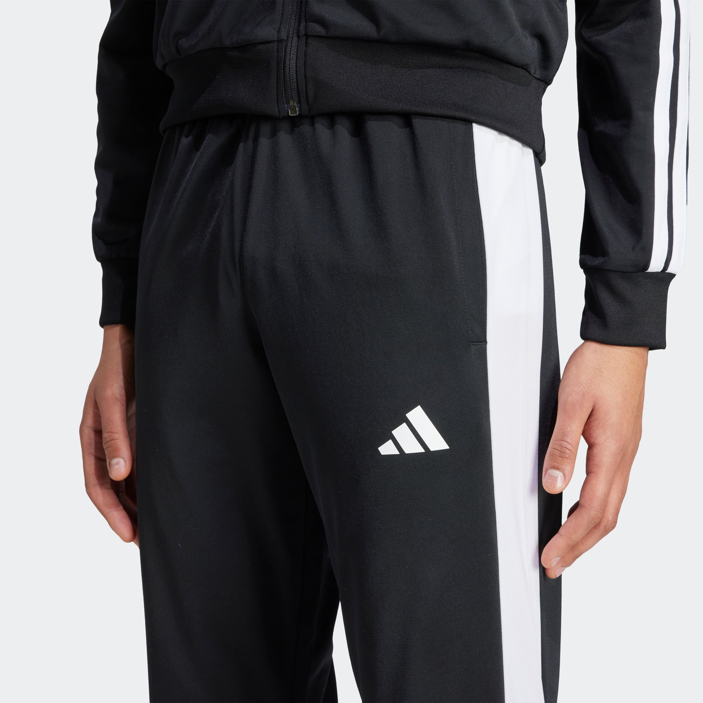 adidas Sportswear Sporthose »M 3S TR CB SNP«, (1 tlg.), Trikotmaterial, mit verstellbaren Druckknöpfen an den Unterschenkeln