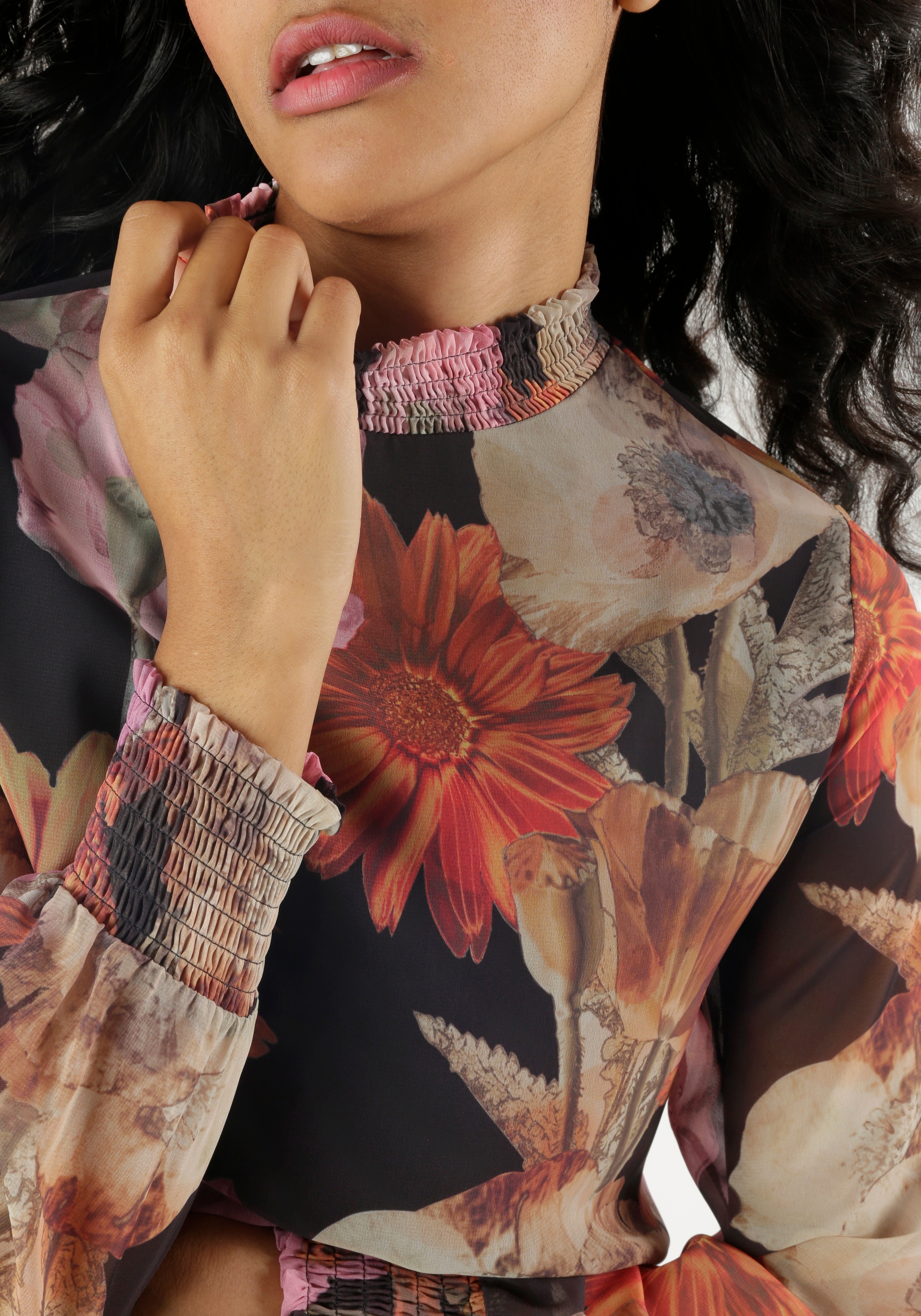 Aniston SELECTED Chiffonbluse, mit romantischem Blumendruck