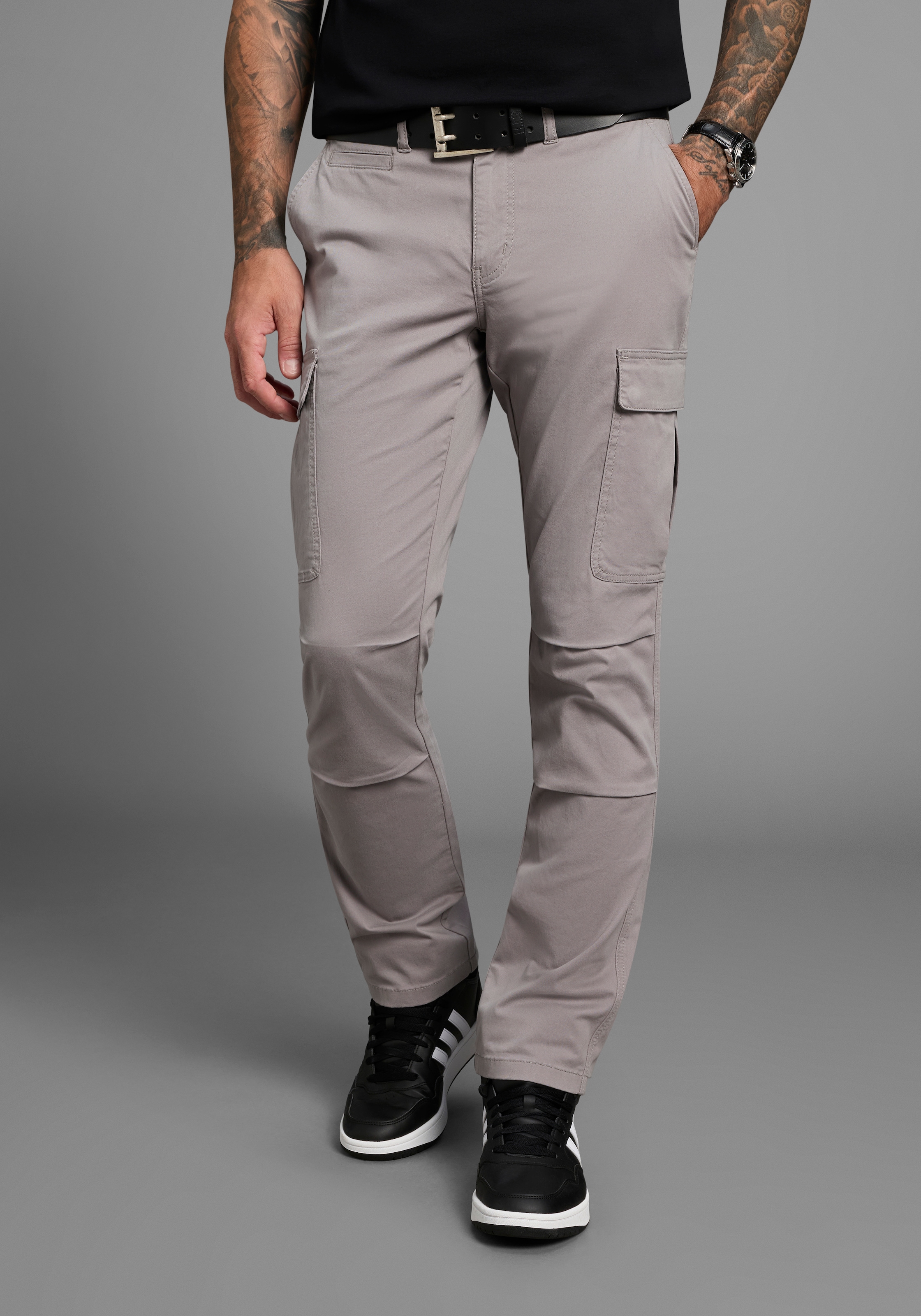 Bruno Banani Cargohose moderne Passform, eng anliegende Cargotaschen