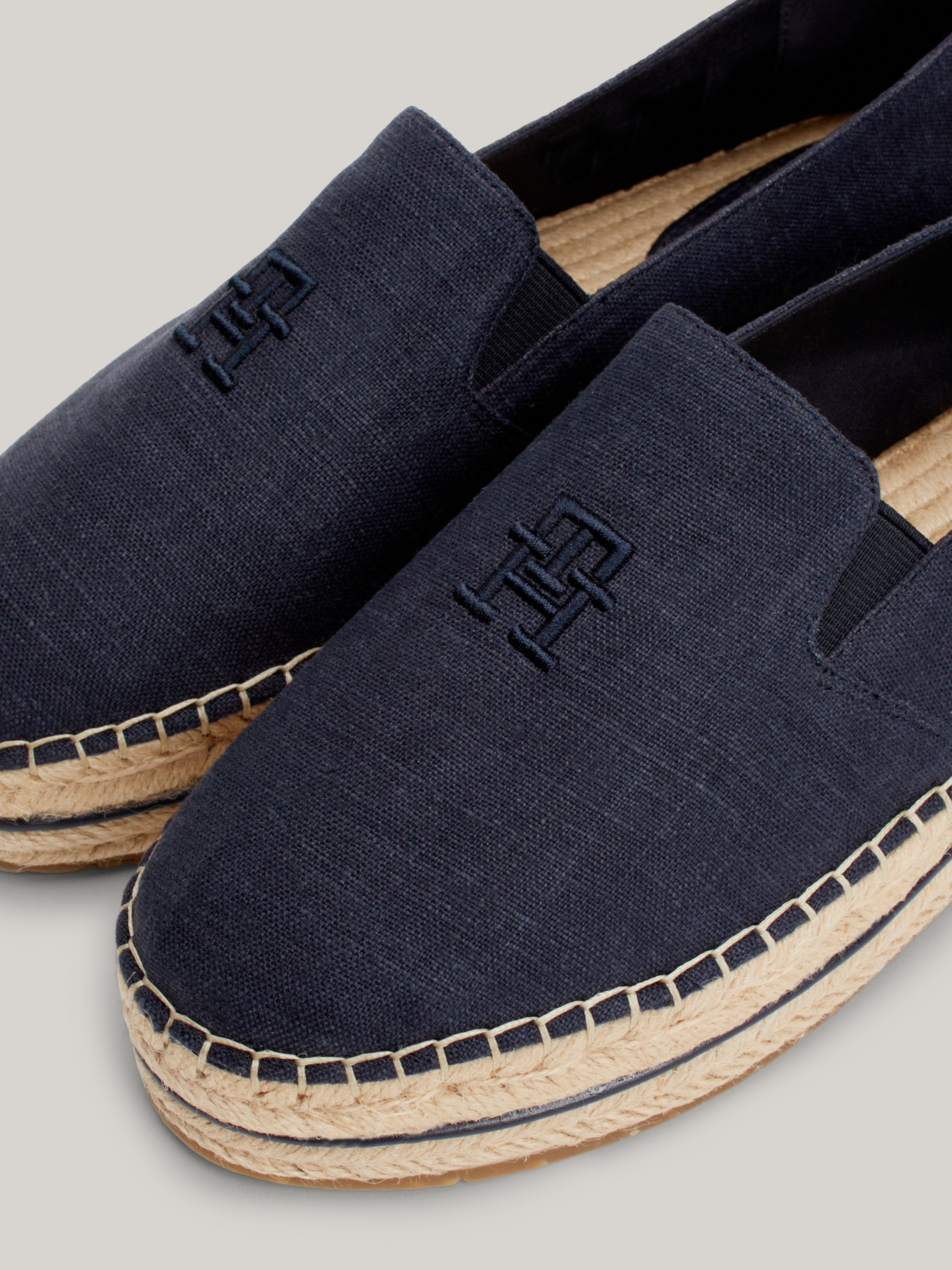 Tommy Hilfiger Espadrille »TH EMBROIDERED CANVAS FLATFORM«, Sommerschuh, Schlupfschuh, Slipper mit bastbezogenem Plateau