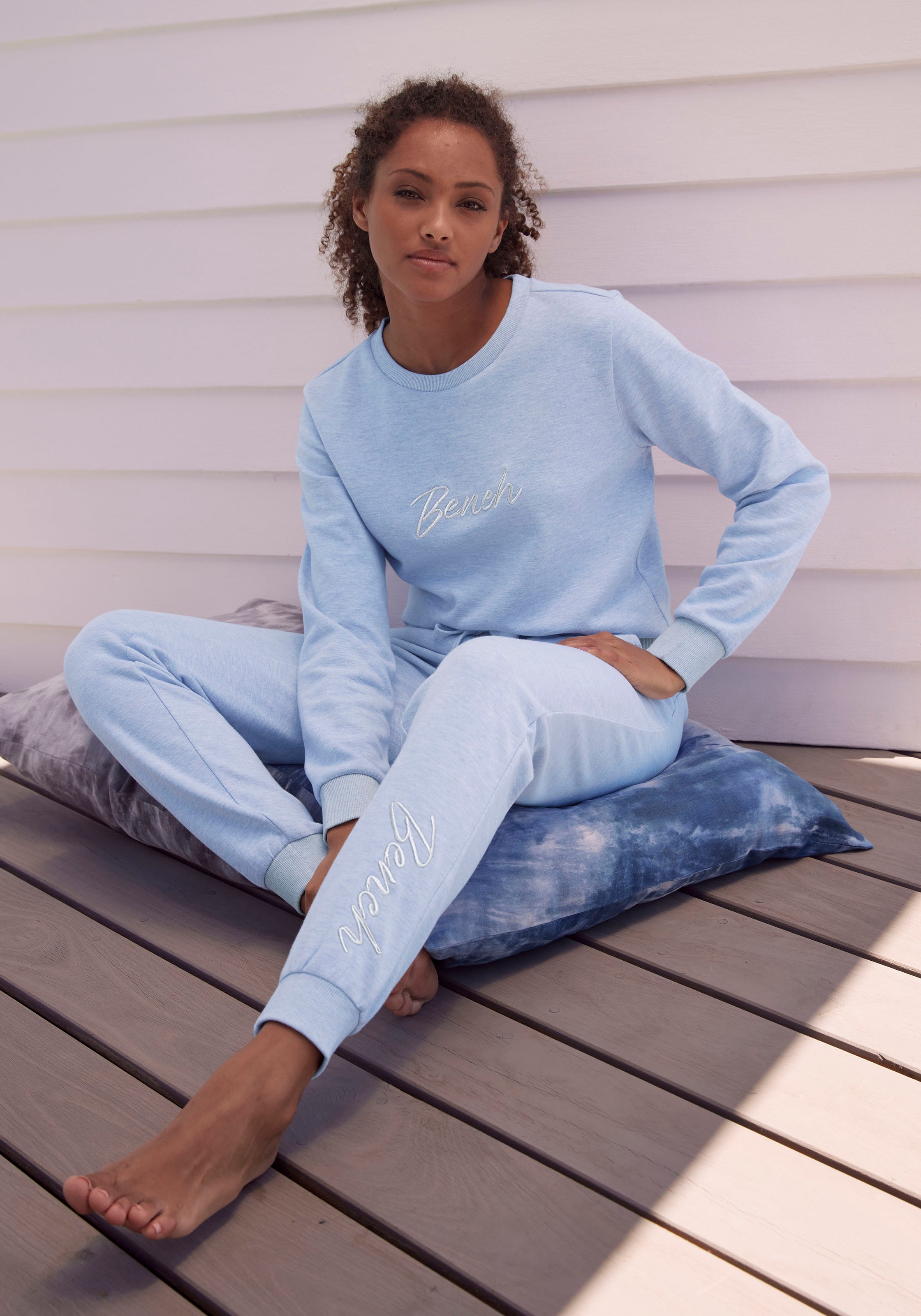 Bench. Sweatshirt »-Loungeshirt«, mit glänzender Logostickerei, Loungewear,  Loungeanzug online bestellen bei Jelmoli-Versand Schweiz