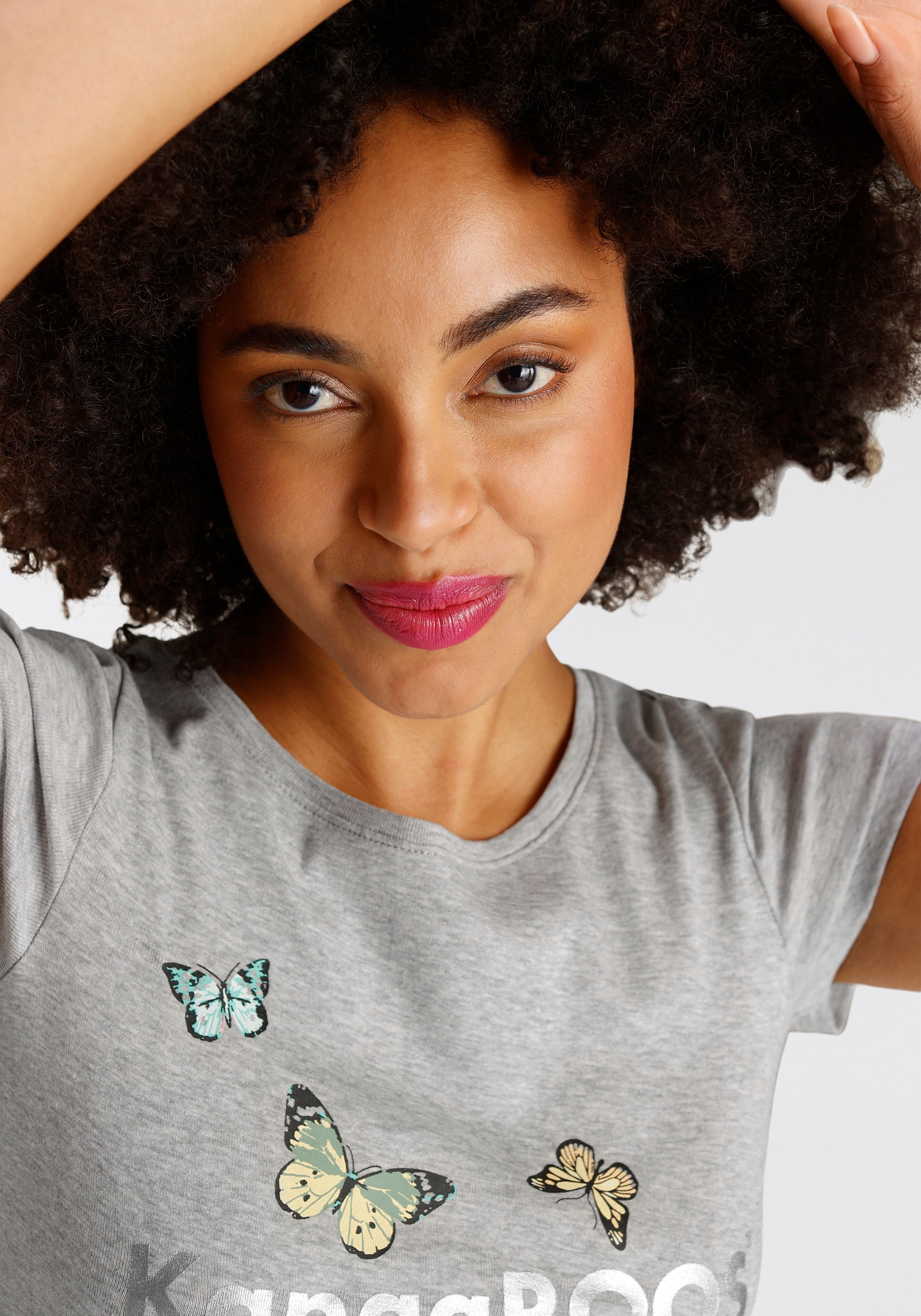 KangaROOS T-Shirt, mit filigranem Logodruck & Schmetterlingen - NEUE FARBEN