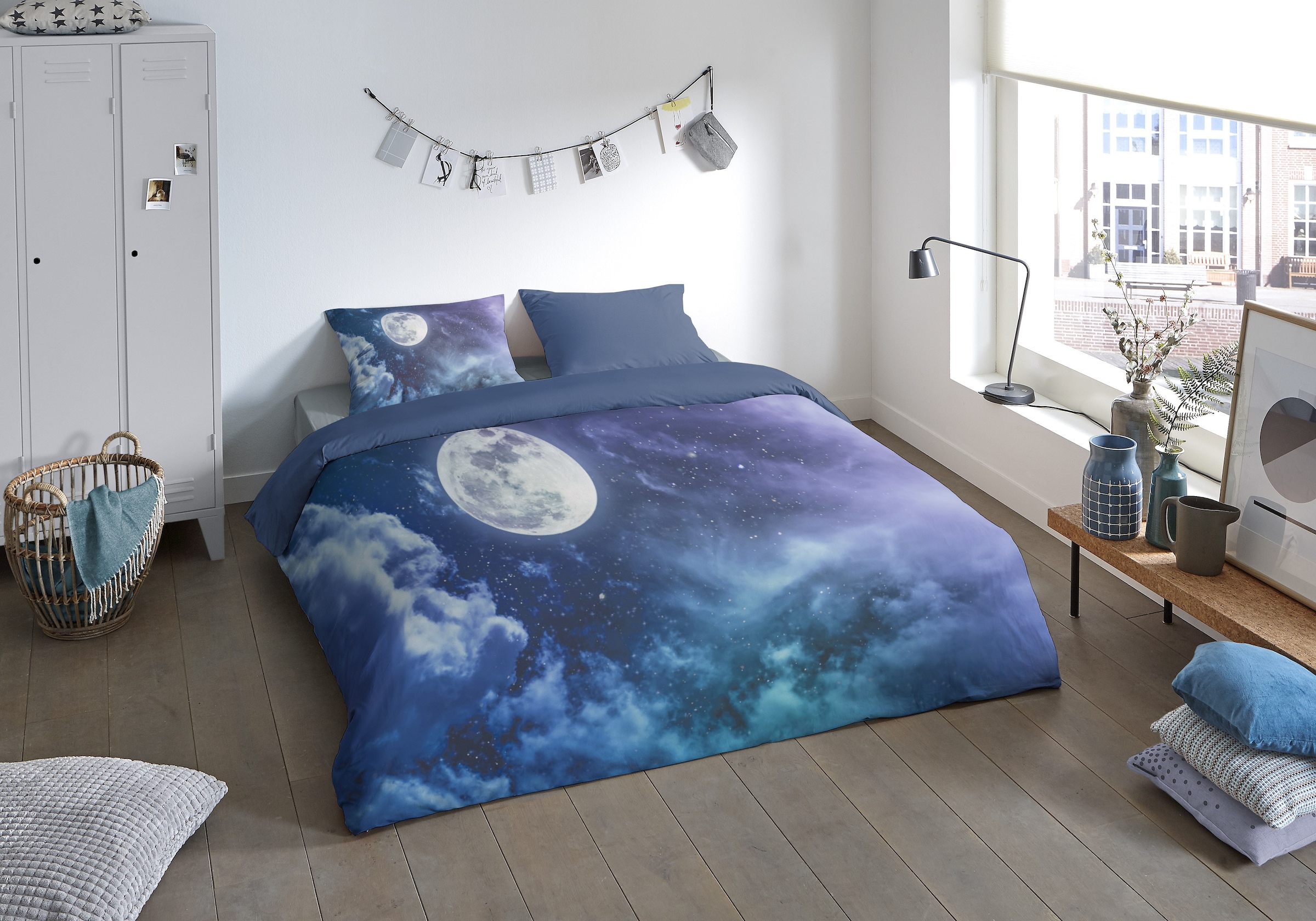 PURE luxury collection Wendebettwäsche »Universee«, Mikrofaser, 135x200, Pflegeleicht, Reissverschluss, Wende, Mond, Blau