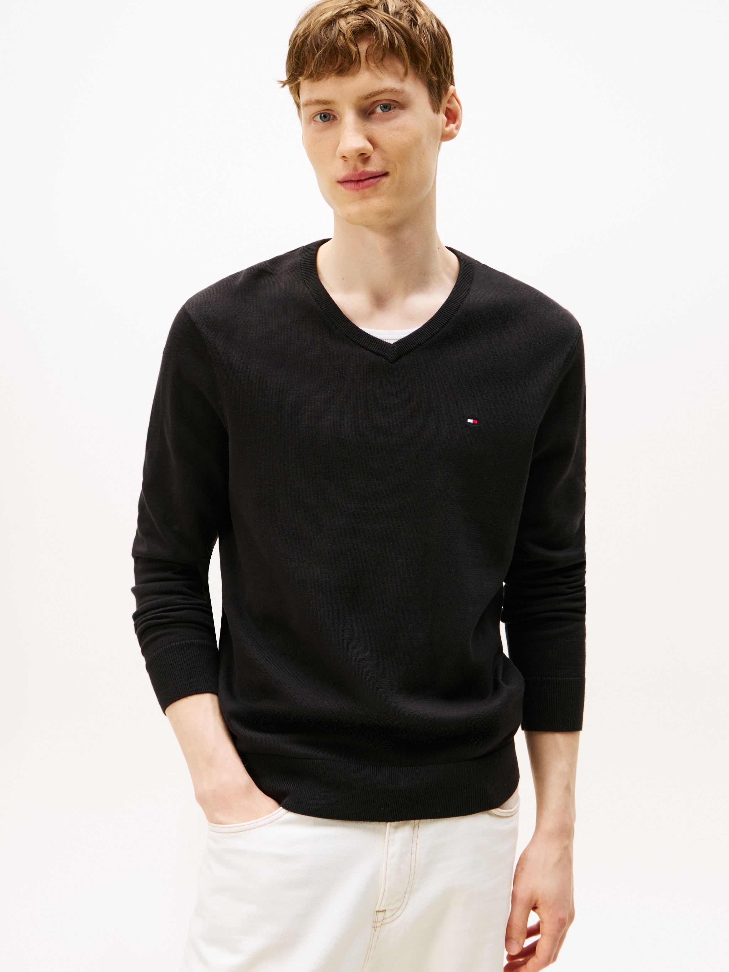 Tommy Hilfiger Strickpullover »ESSENTIAL COTTON V NECK mit V-Ausschnitt und Stickerei«, unifarben, casual, regular fit, Baumwolle, V-Ausschnitt