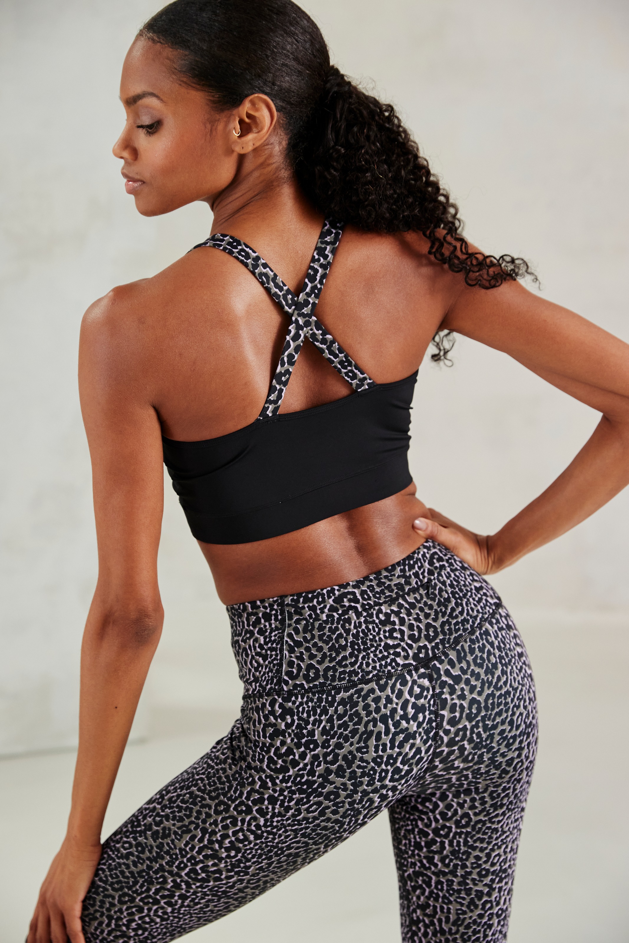 LASCANA ACTIVE Crop-Top, Sporttop mit gekreuzten Trägern in Leo Optik