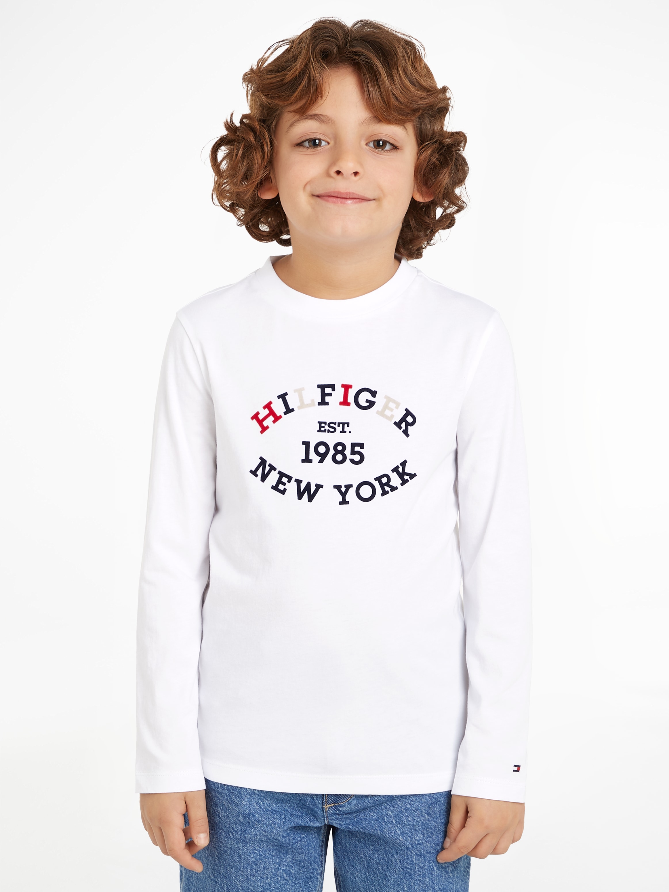 TOMMY HILFIGER Langarmshirt »MONOTYPE FLOCK REGULAR TEE LS«, Kinder bis 16 Jahre mit Logoschriftzug