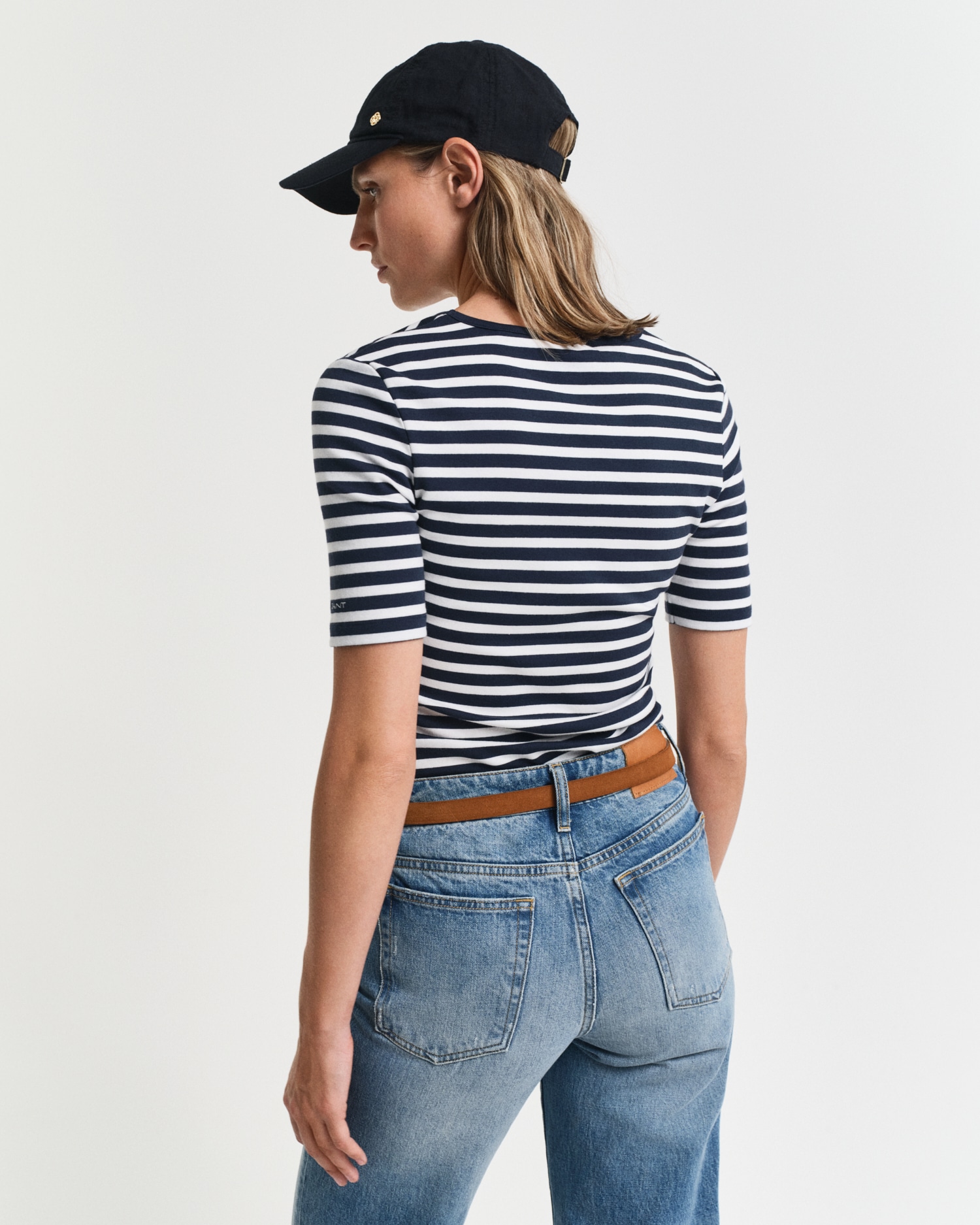 Gant T-Shirt »SLIM STRIPED 1X1 RIBBED KA T-SHIRT«, mit dezentem Logoschriftzug am Ärmelabschluss