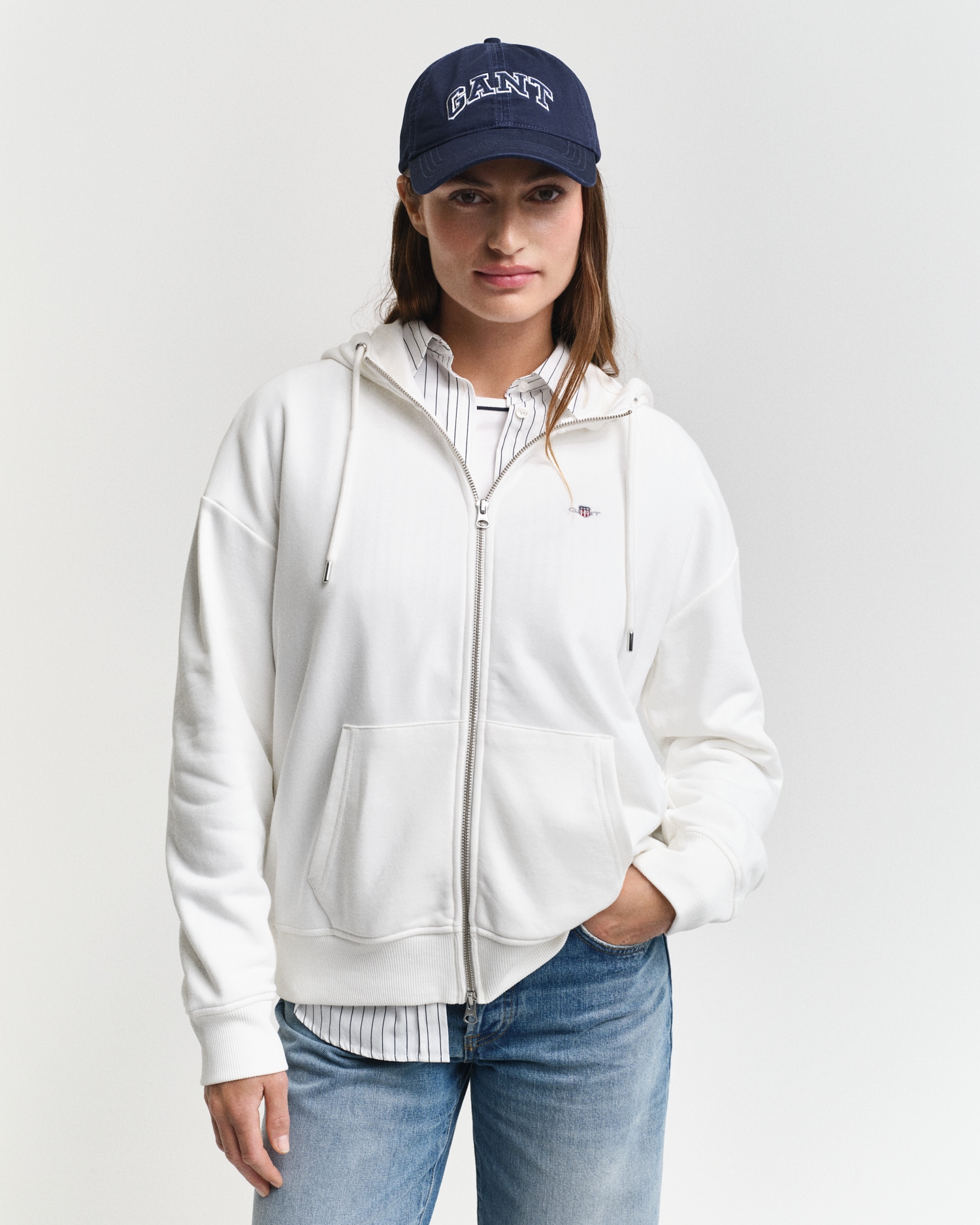 Gant Kapuzensweatjacke »SHIELD ZIP HOODIE«, Grafische GANT-Stickerei auf der Brust