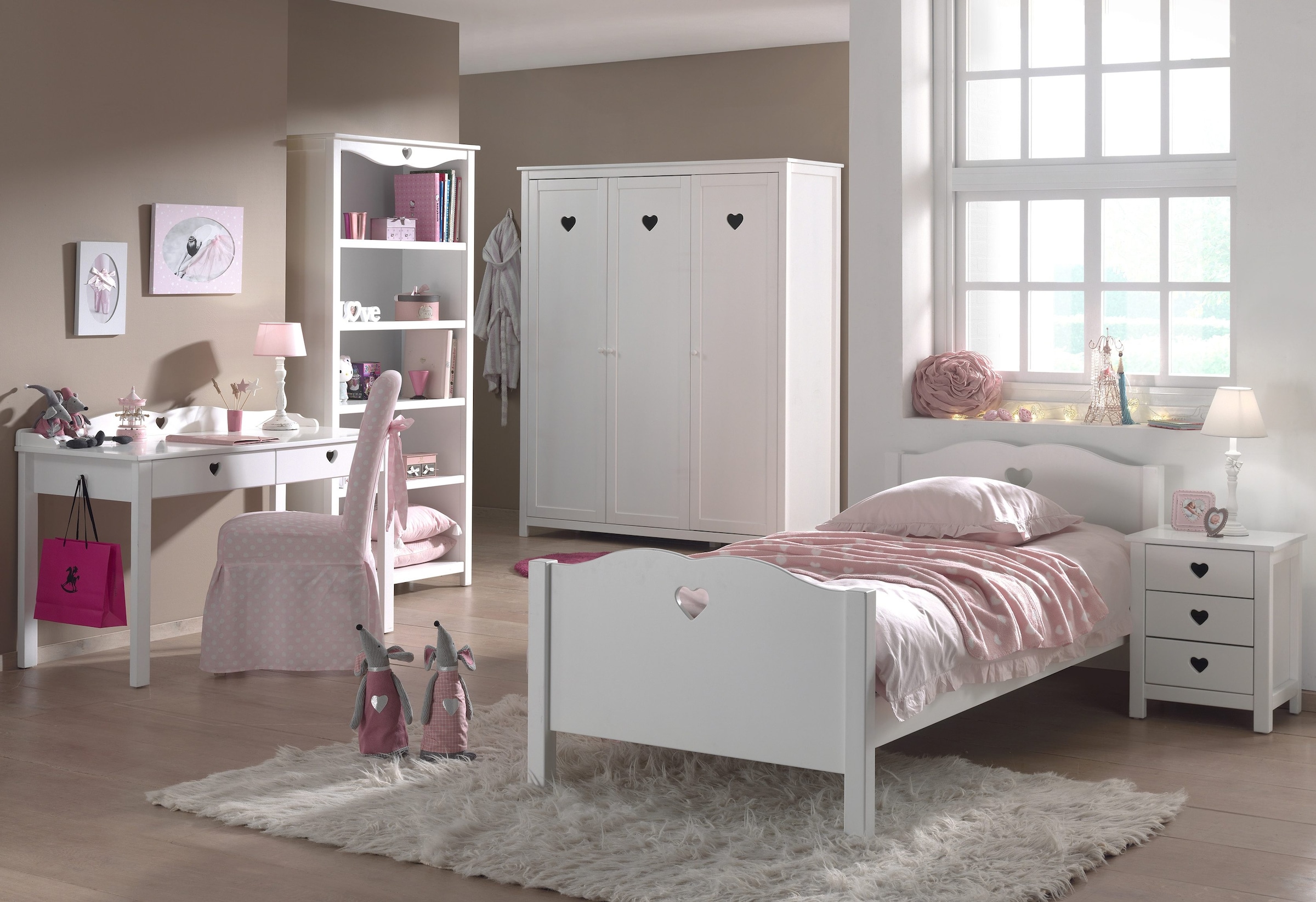 Vipack Schreibtisch »Amori, mit nostalgischer Herz-Optik, 2 Schubladen«, (B/H/T ca. 130x70/84x60cm, weiss lackiert mit Herz-Ausschnitten), grosse Schreibplatte, darunter 2 Schubladen für Schreibutensilien