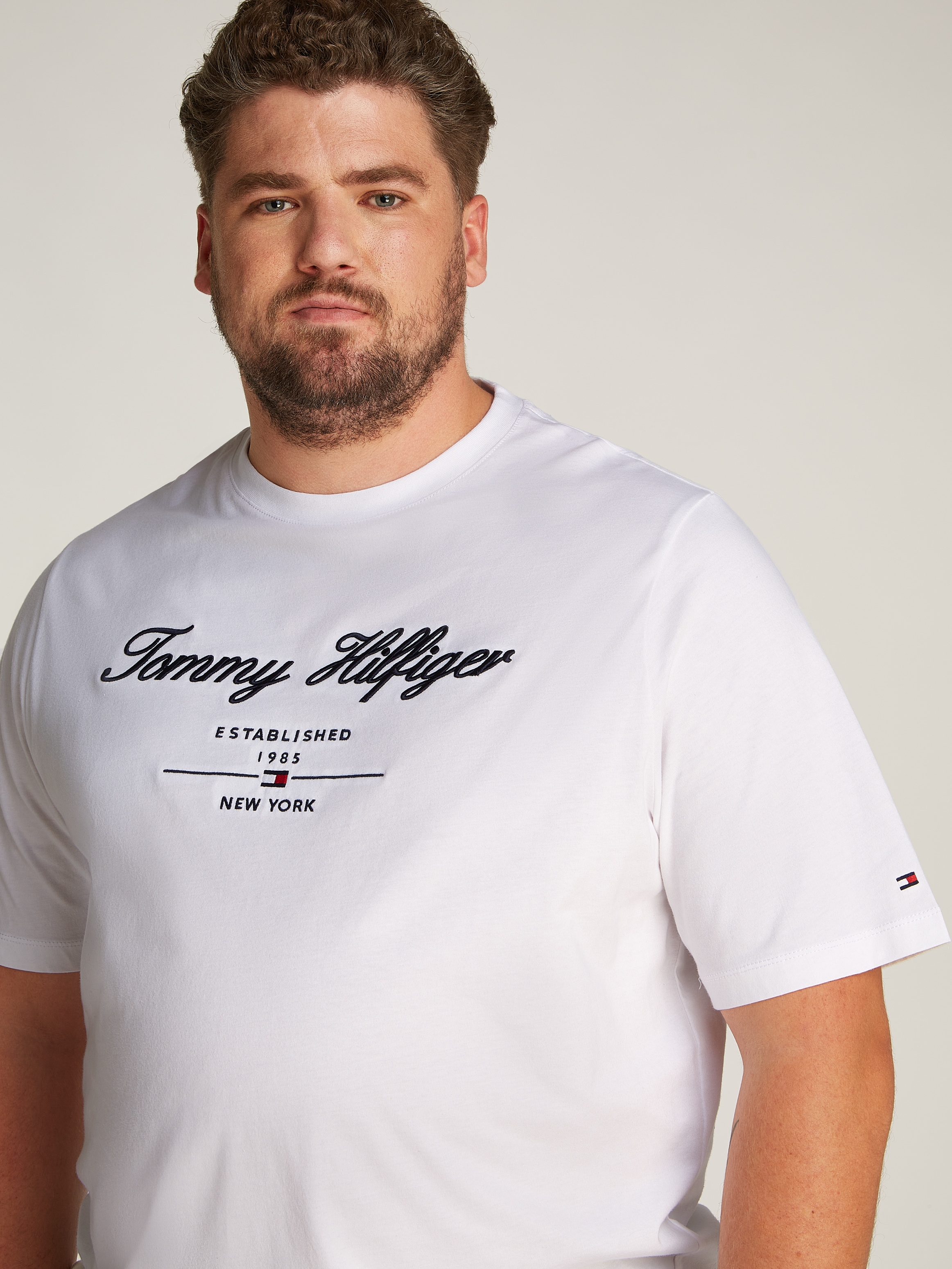 Tommy Hilfiger Big & Tall Rundhalsshirt »BT-SCRIPT LOGO TEE-B«, in Grossen Grössen, Logostickerei