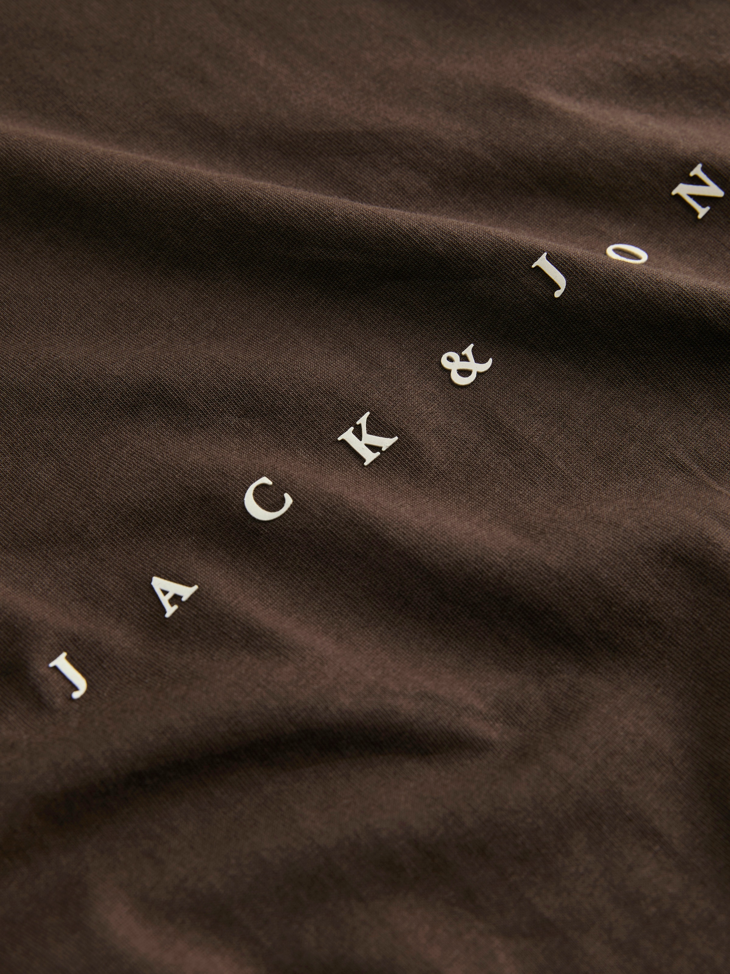 Jack & Jones Rundhalsshirt »JJESTAR mit Pigmentprint und Baumwollgefühl«, mit Pigmentprint