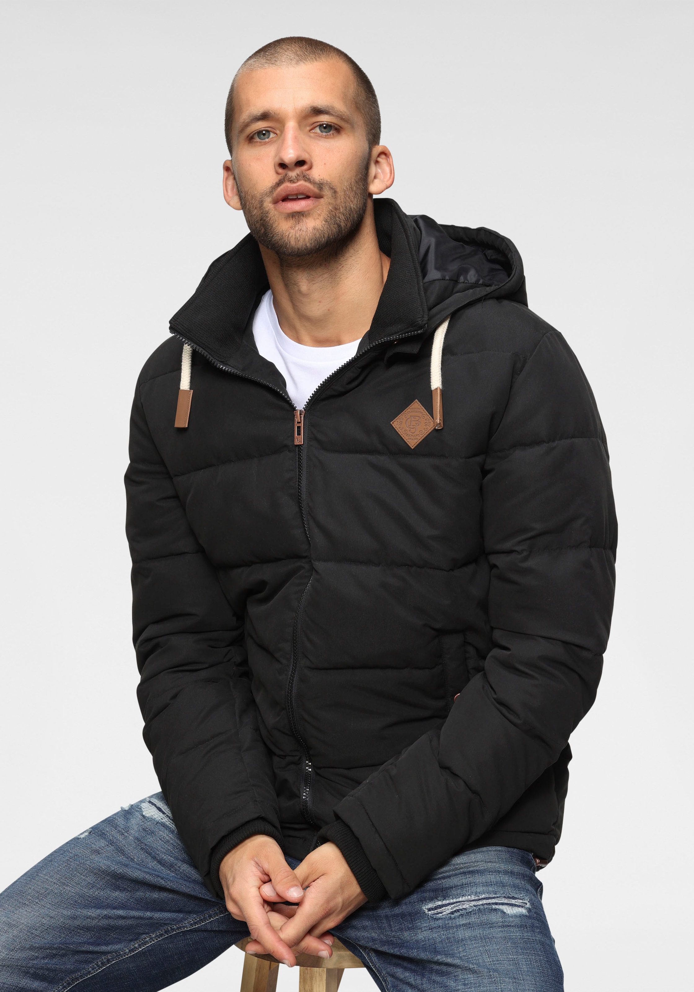 Bruno Banani Steppjacke mit Kapuze leicht, wasserabweisend, modischer Stil, mit dekorativen Badges