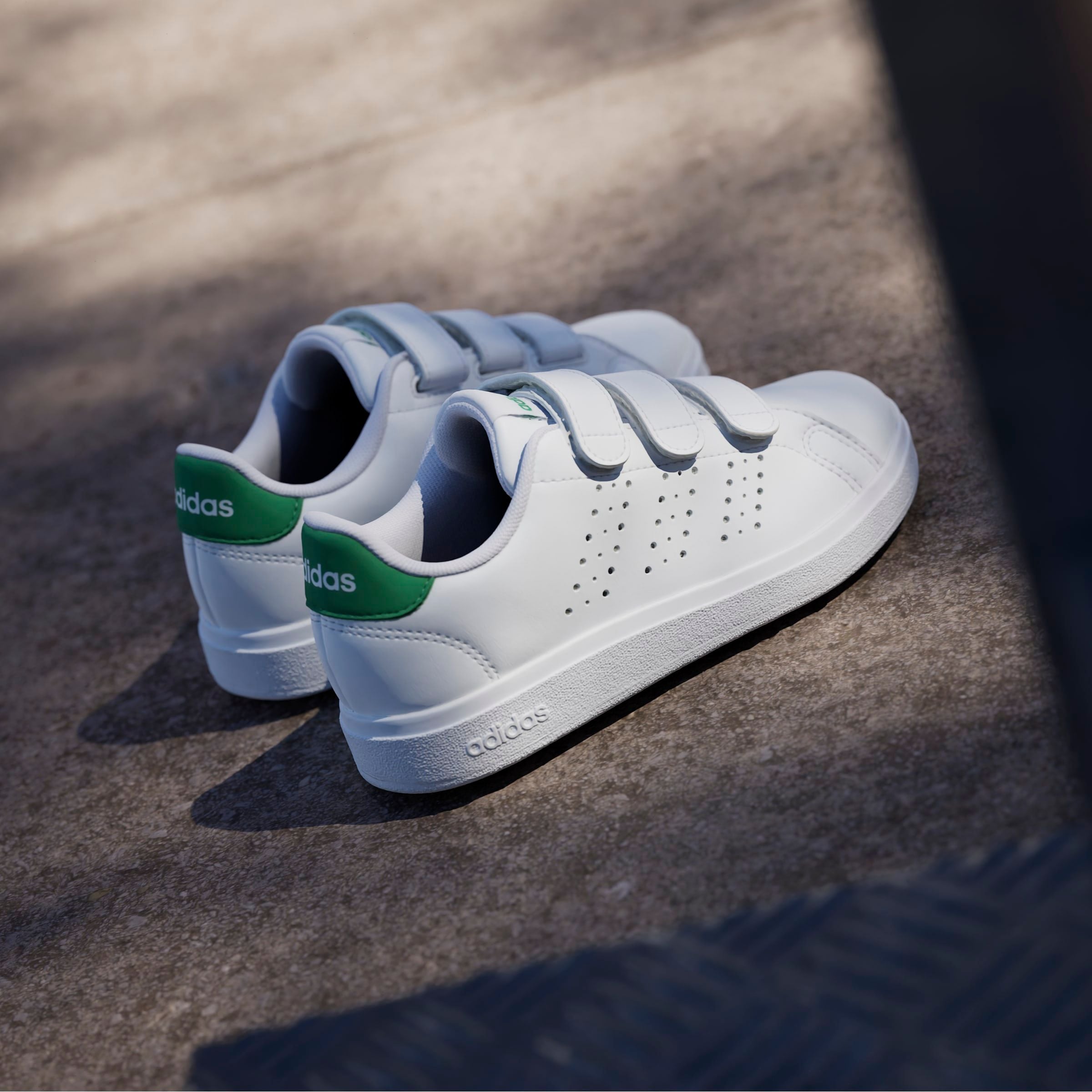 adidas Sportswear Klettschuh »ADVANTAGE BASE 2.0 KIDS«, Design auf den Spuren des adidas Stan Smith
