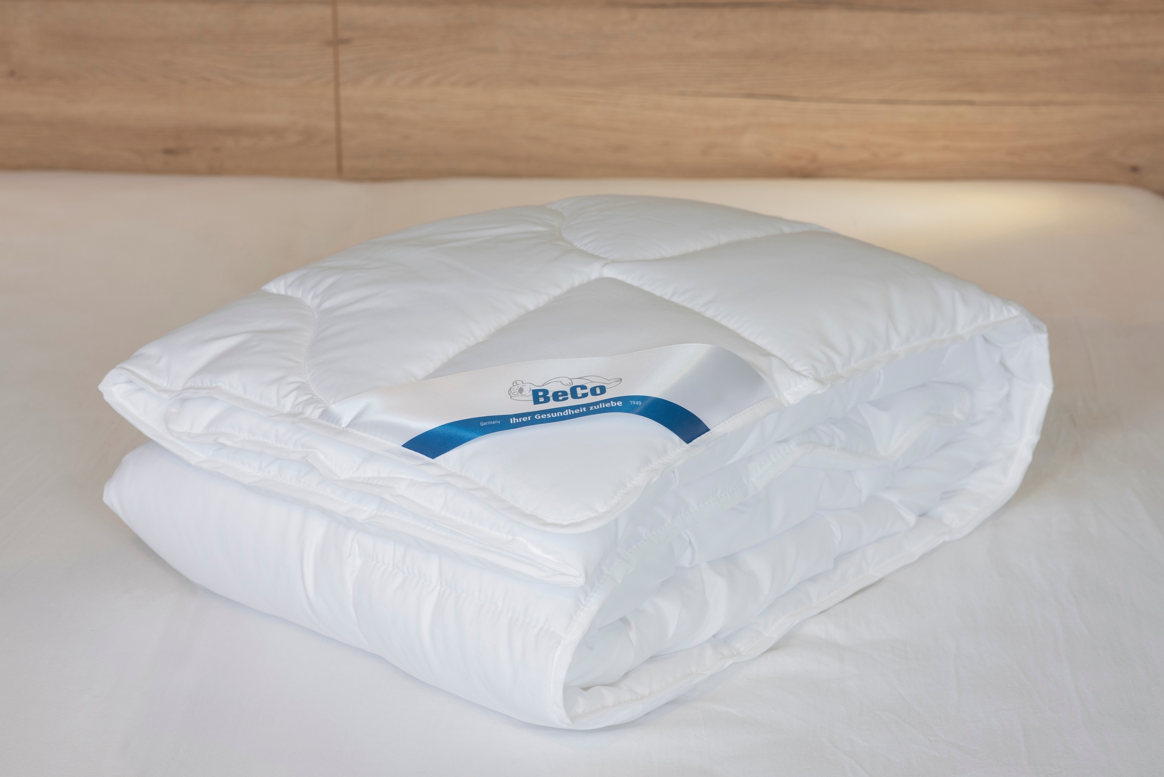 Beco Microfaserbettdecke "Royal Soft "GOLD", warme Duo-Decke Testsieger 2019" leicht Füllung Polyester Bezug Microfaser 1 Stk. tlg.