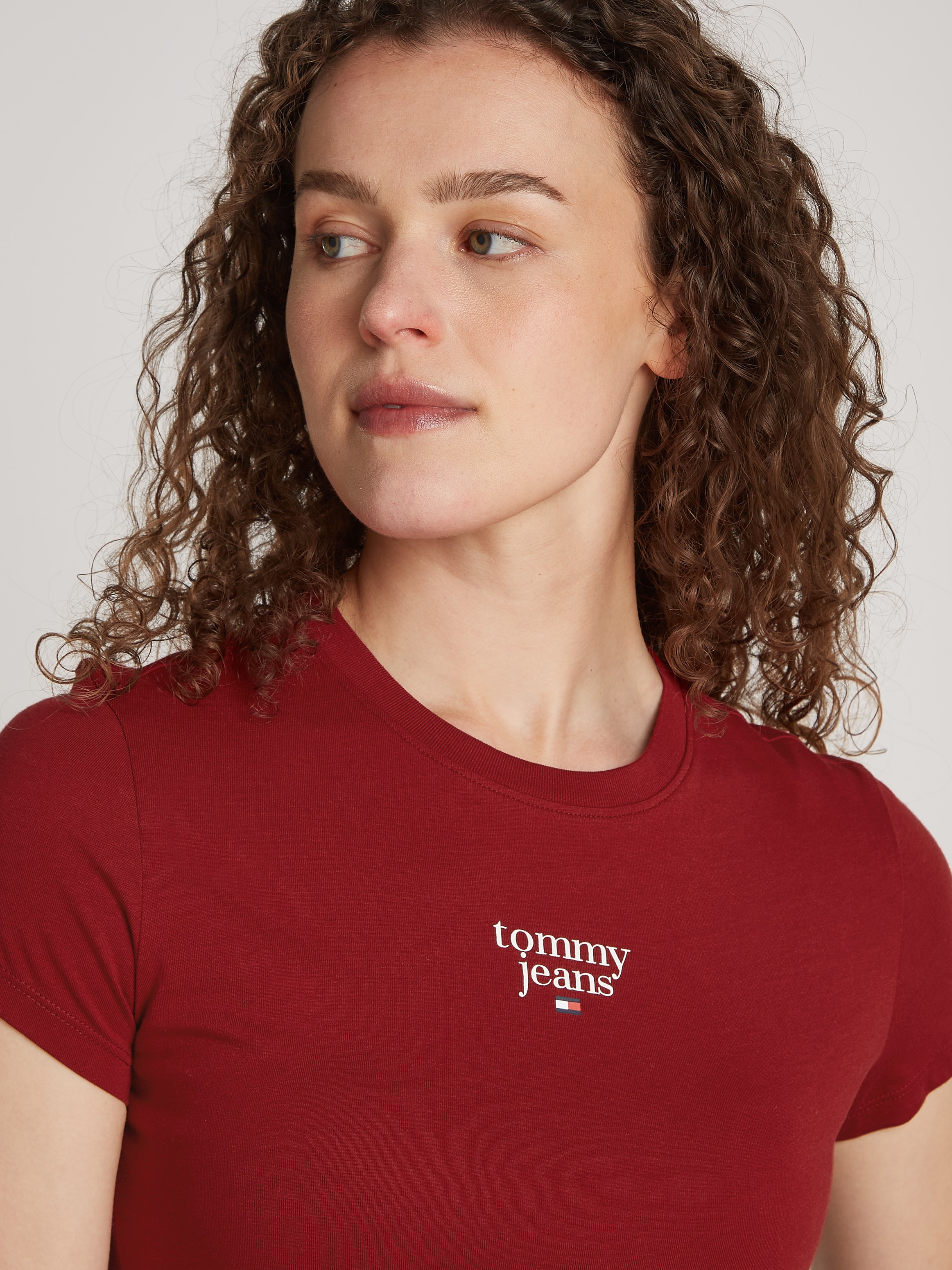 Tommy Jeans Curve T-Shirt »TJW SLIM ESSENTIAL LOGO1 TEE EXT«, in Grossen Grössen mit Logoschriftzug