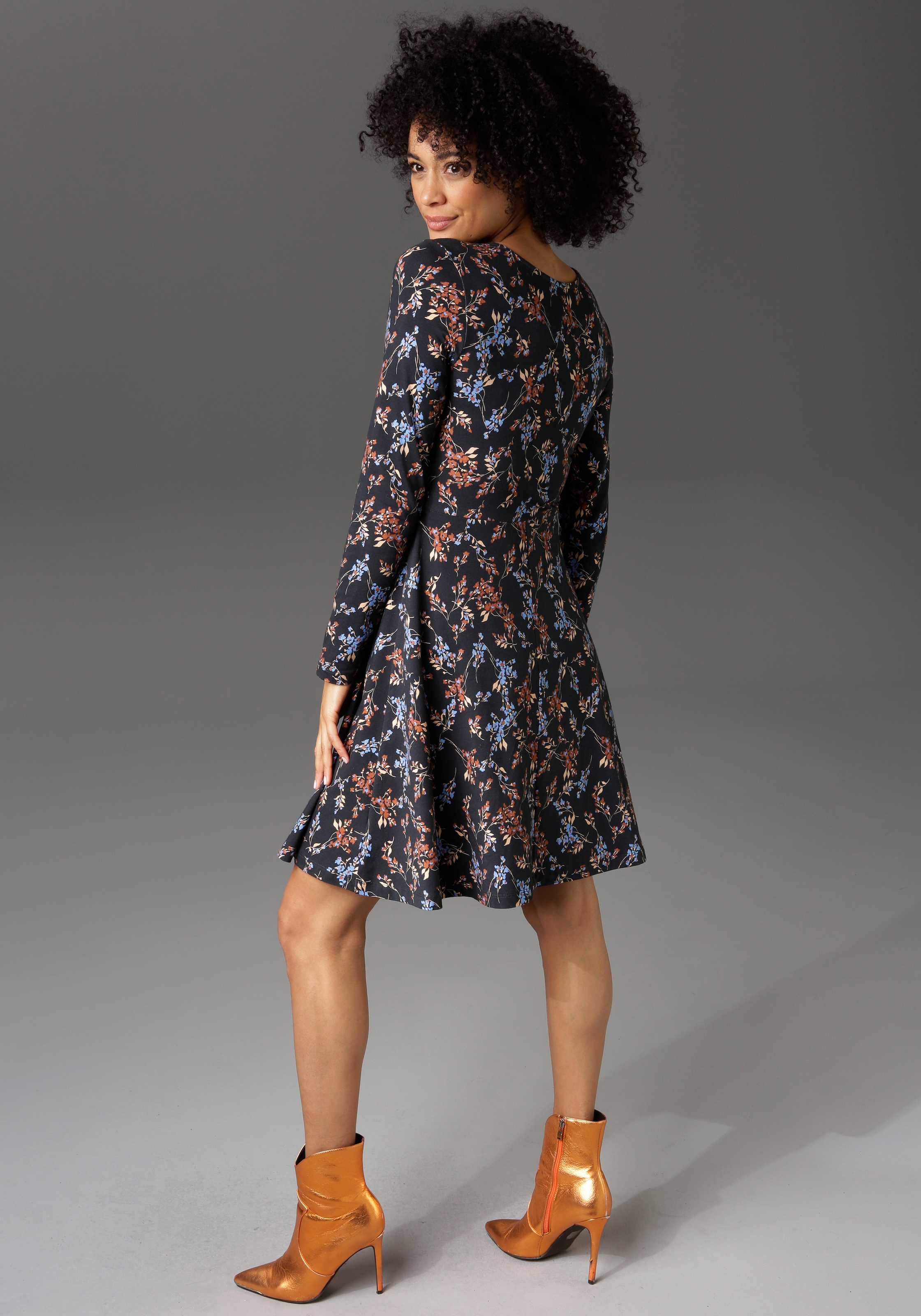Aniston CASUAL Jerseykleid, mit harmonischem online | Jelmoli-Versand Blumendruck kaufen