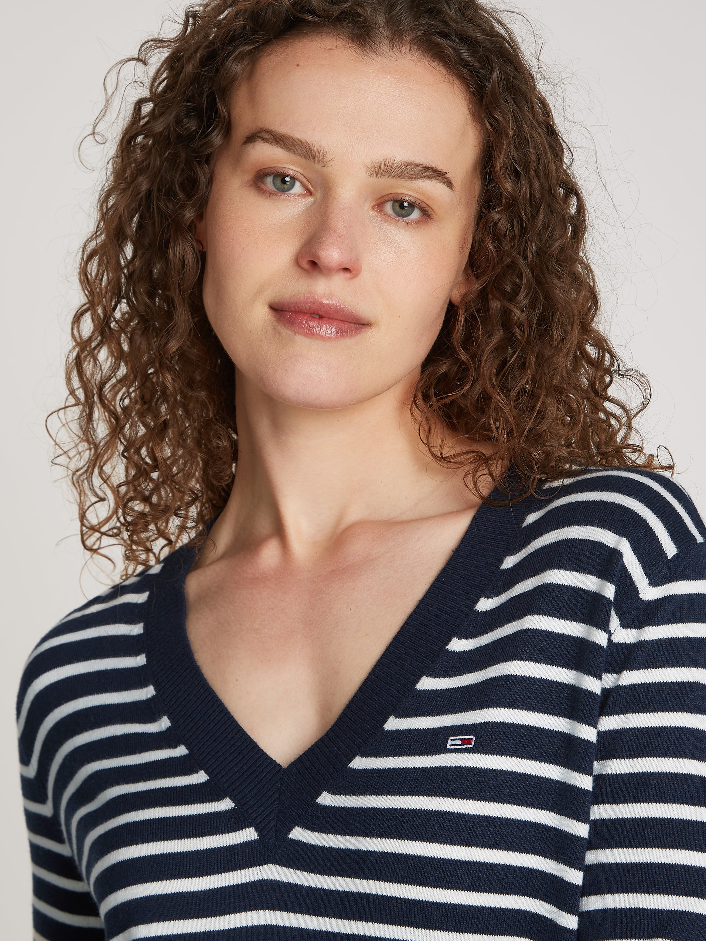 Tommy Jeans Curve V-Ausschnitt-Pullover »TJW ESSENTIAL VNECK SWEATER EXT«, in Grossen Grössen, V-Ausschnitt, mit Viskose