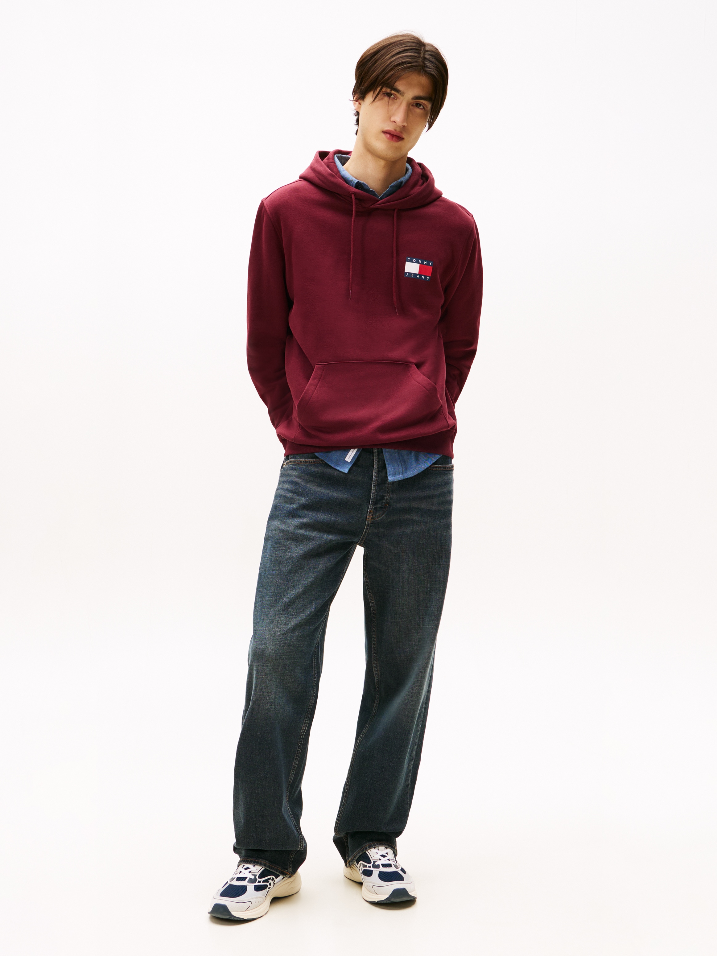 Tommy Jeans Sweatshirt »TJM REG ESSENTIAL FLAG HOOD EXT«, mit bedruckten Markenlogo auf Brusthöhe