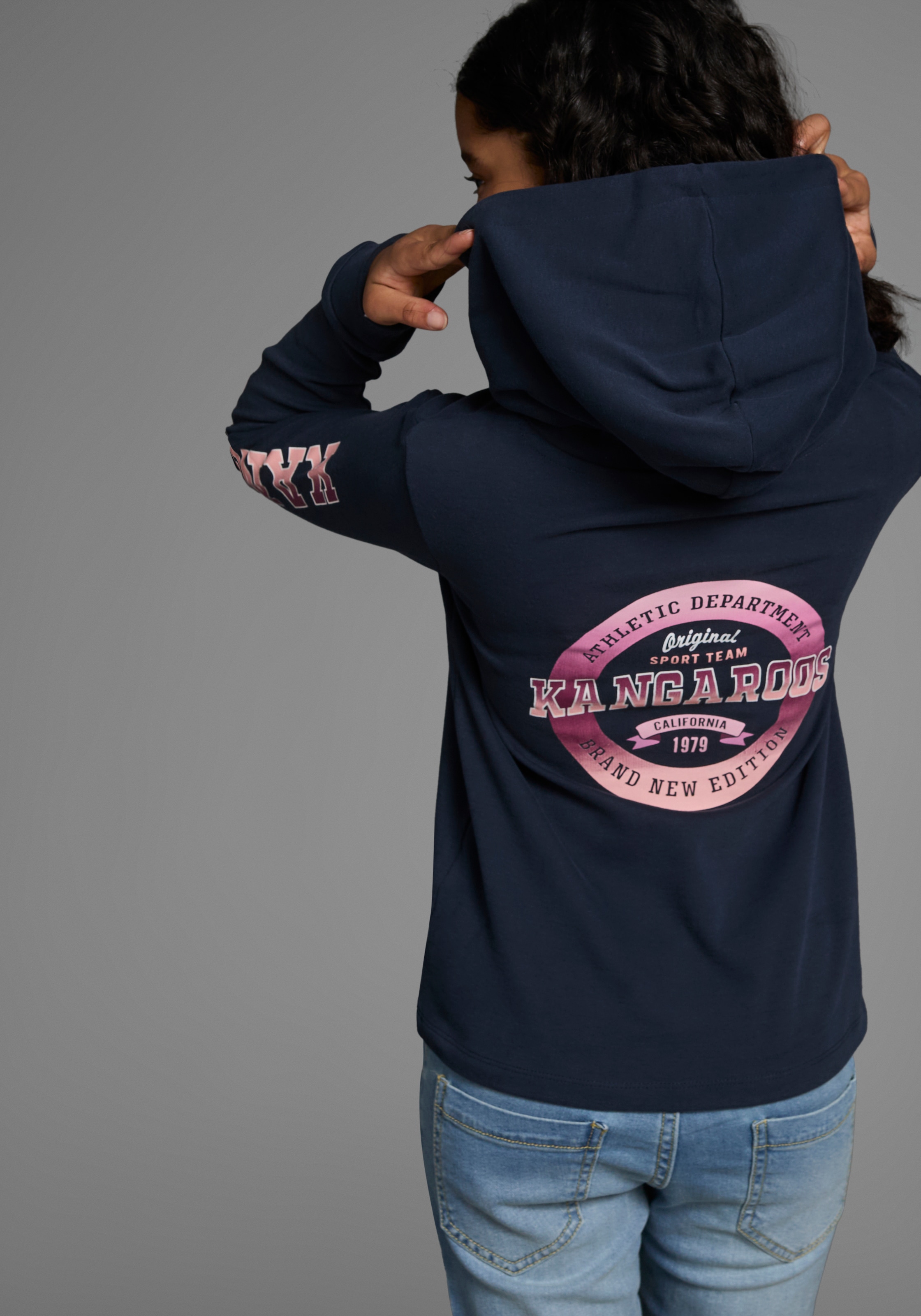 KangaROOS Langarmshirt »Kapuzenshirt mit Ärmeldruck«, gerade Passform, bedrucktes Design, mit Kapuze, aus 100% Baumwolle
