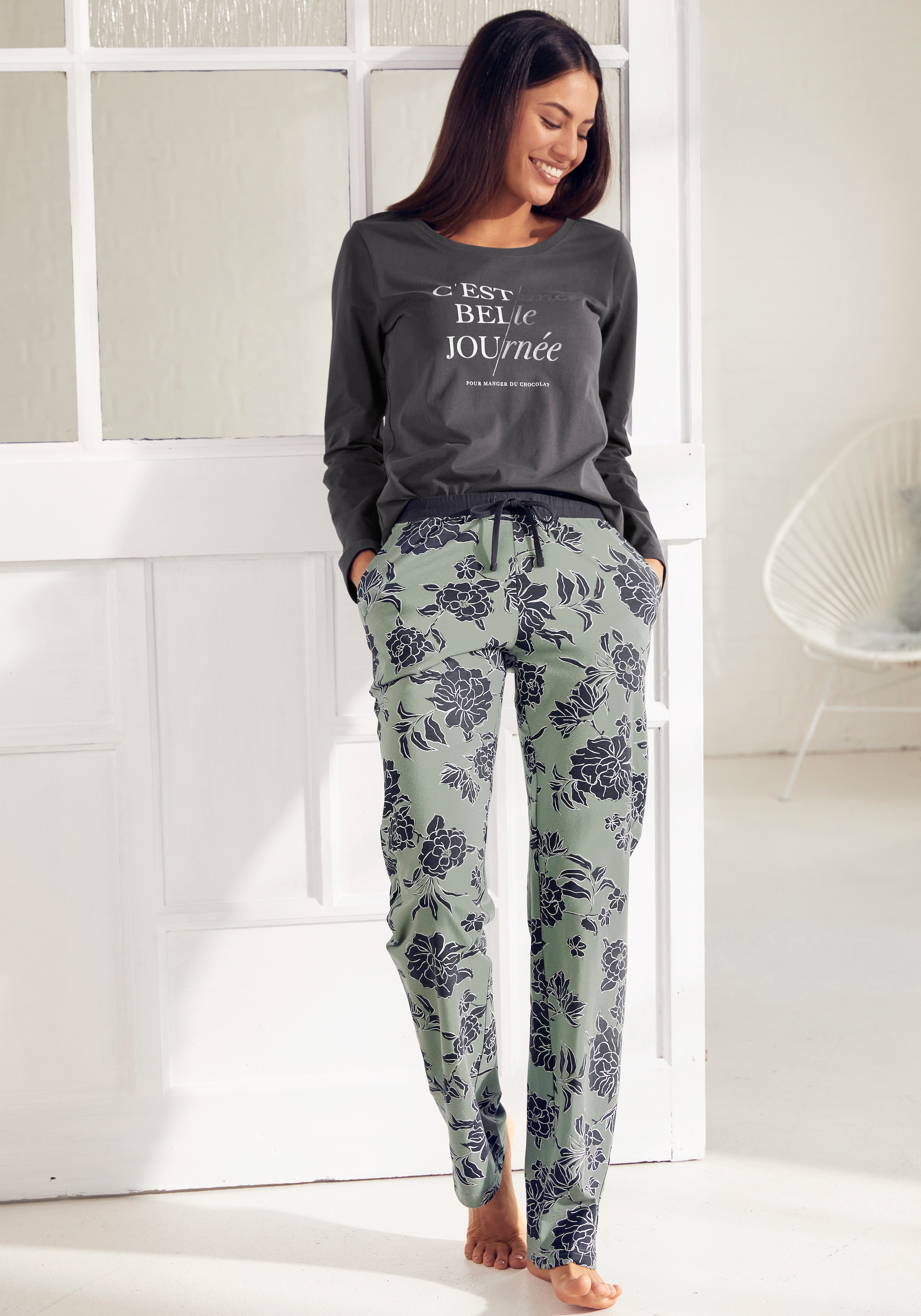 Vivance Dreams Pyjama, (2 tlg.), mit grossem Blumen-Druck