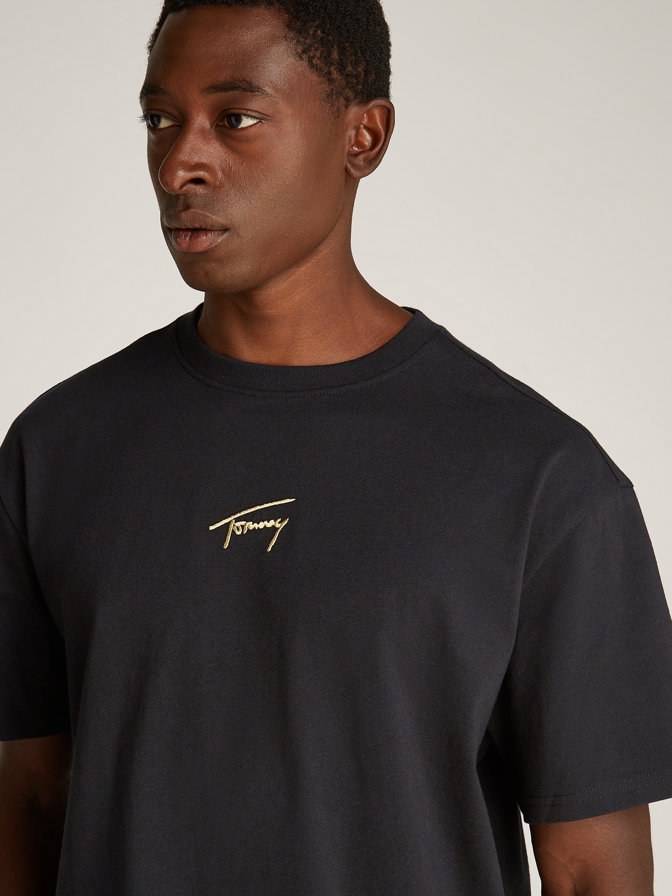 Tommy Jeans T-Shirt »TJM REG GOLD SIGNATURE TEE EXT«, Logostickerei