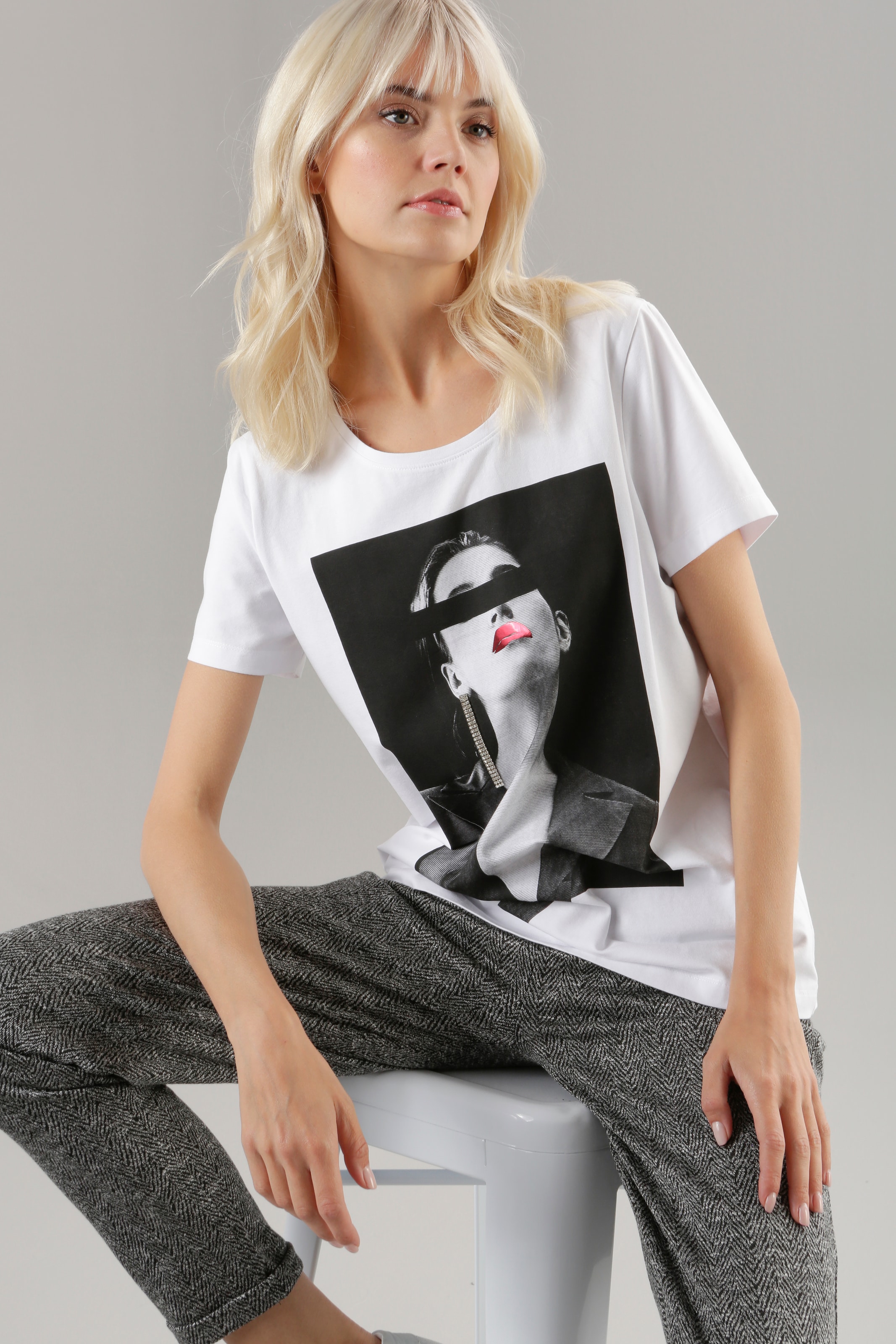 Aniston online verziert Jelmoli-Versand Strasssteinen kaufen | T-Shirt, mit SELECTED