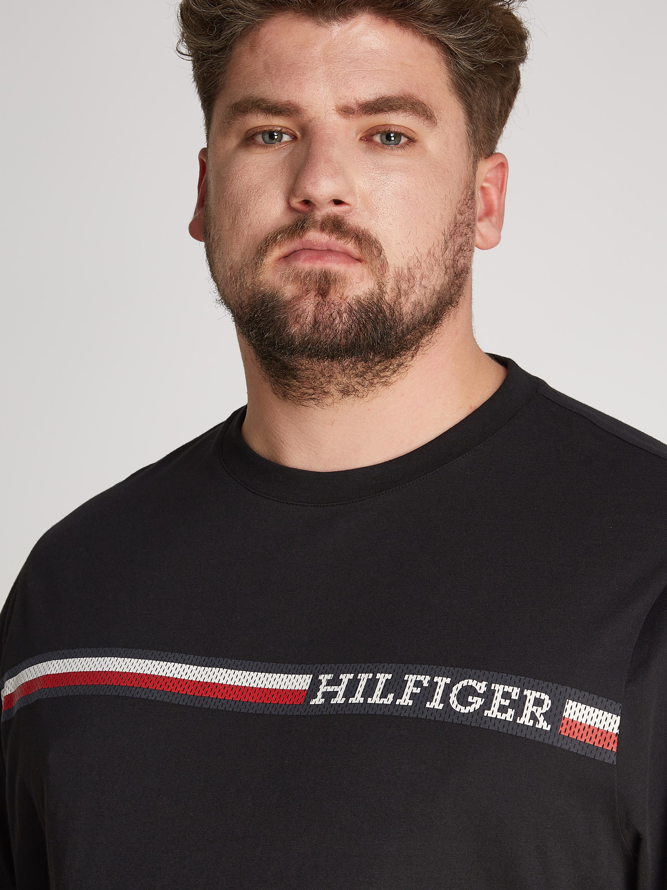 Tommy Hilfiger Big & Tall T-Shirt »BT-CHEST STRIPE TEE-B«, Grosse Grössen mit Logostickerei