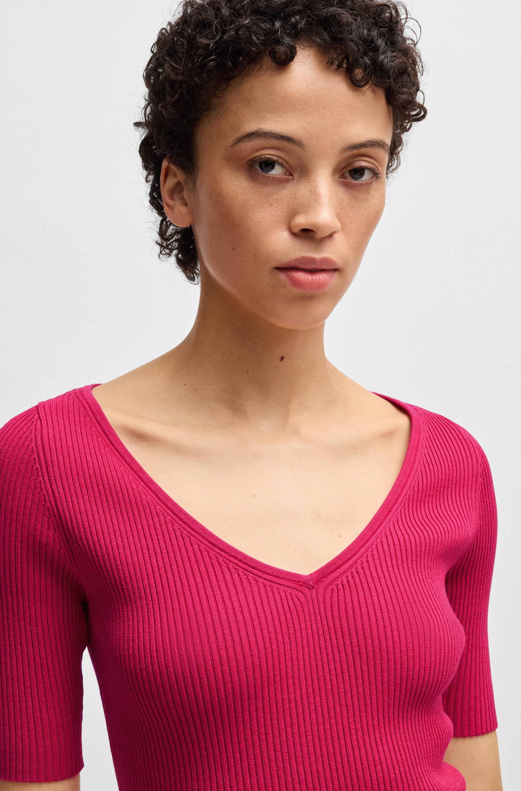 BOSS ORANGE Strickpullover »Faradisco Premium Damenmode«, mit BOSS Metallcharm