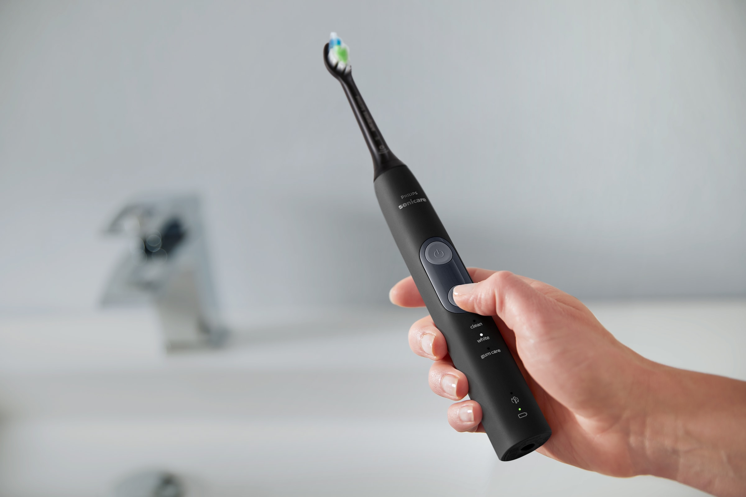 Philips Sonicare Aufsteckbürsten »Standard W2 Optimal White, Farbe schwarz«, mit der Bürstenkopferkennung, Standardgrösse