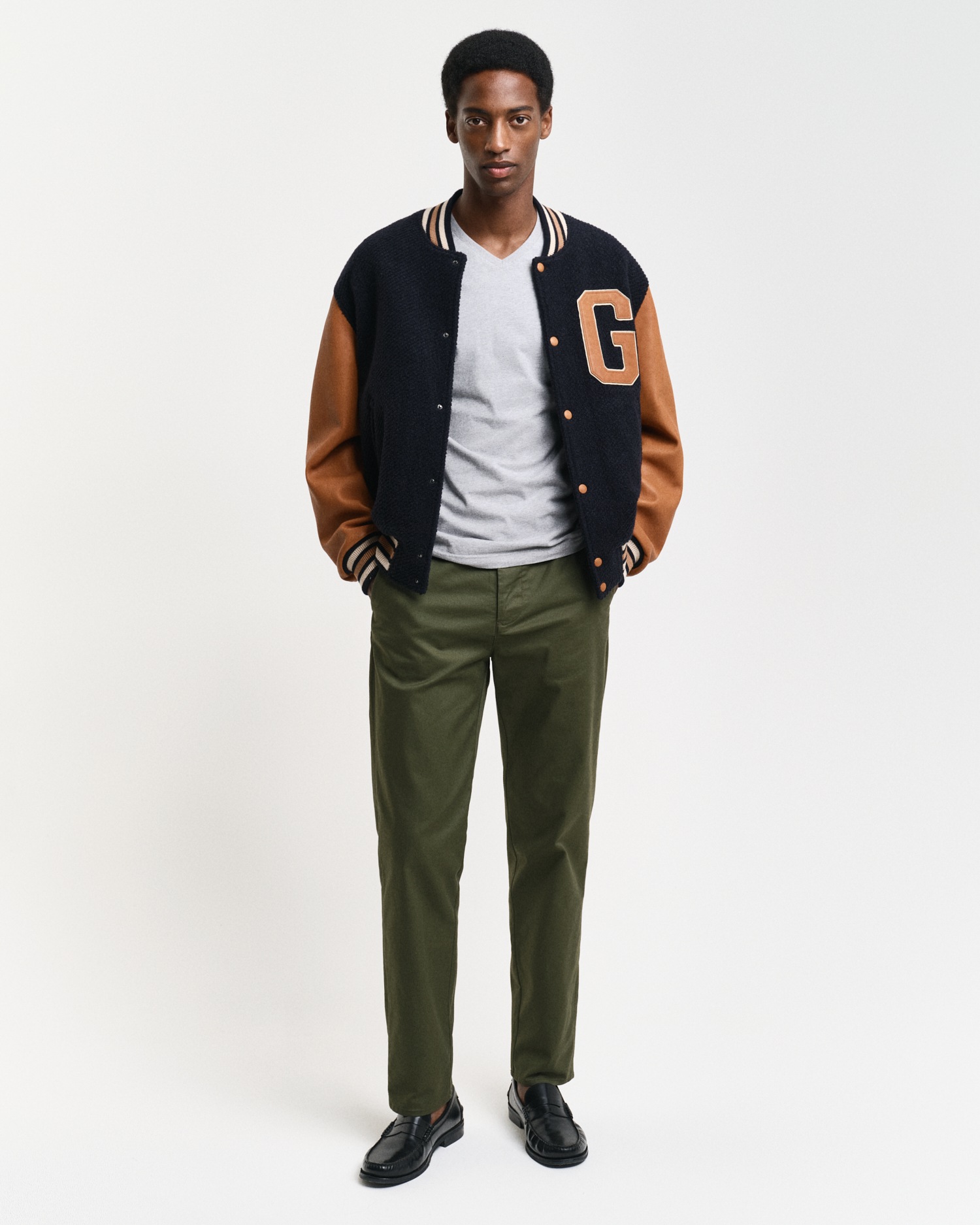 Gant T-Shirt »SLIM SHIELD V-NECK T-SHIRT«, mit einer kleinen Logostickerei auf der Brust