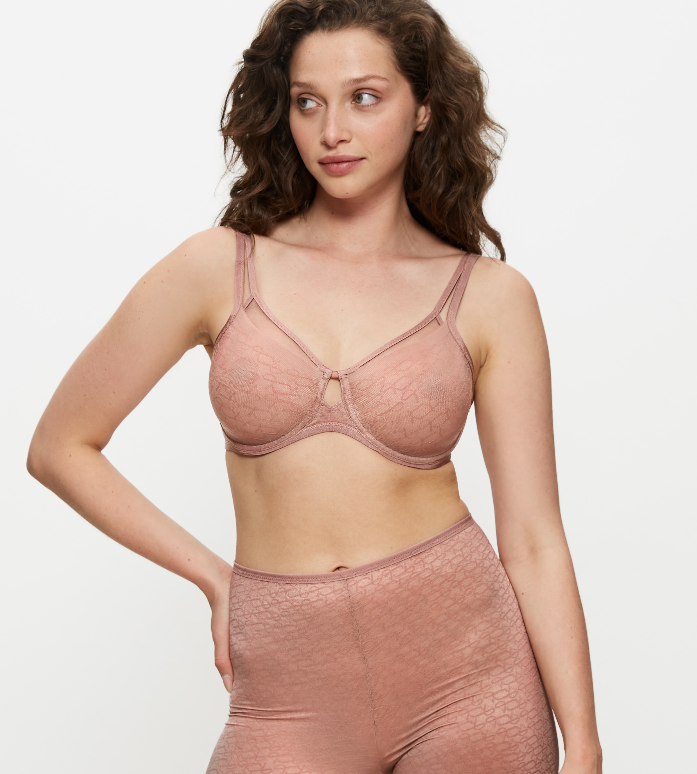 Triumph Minimizer-BH "Signature Sheer" verkleinert die Brust optisch um eine Cup-Grösse, Spitze