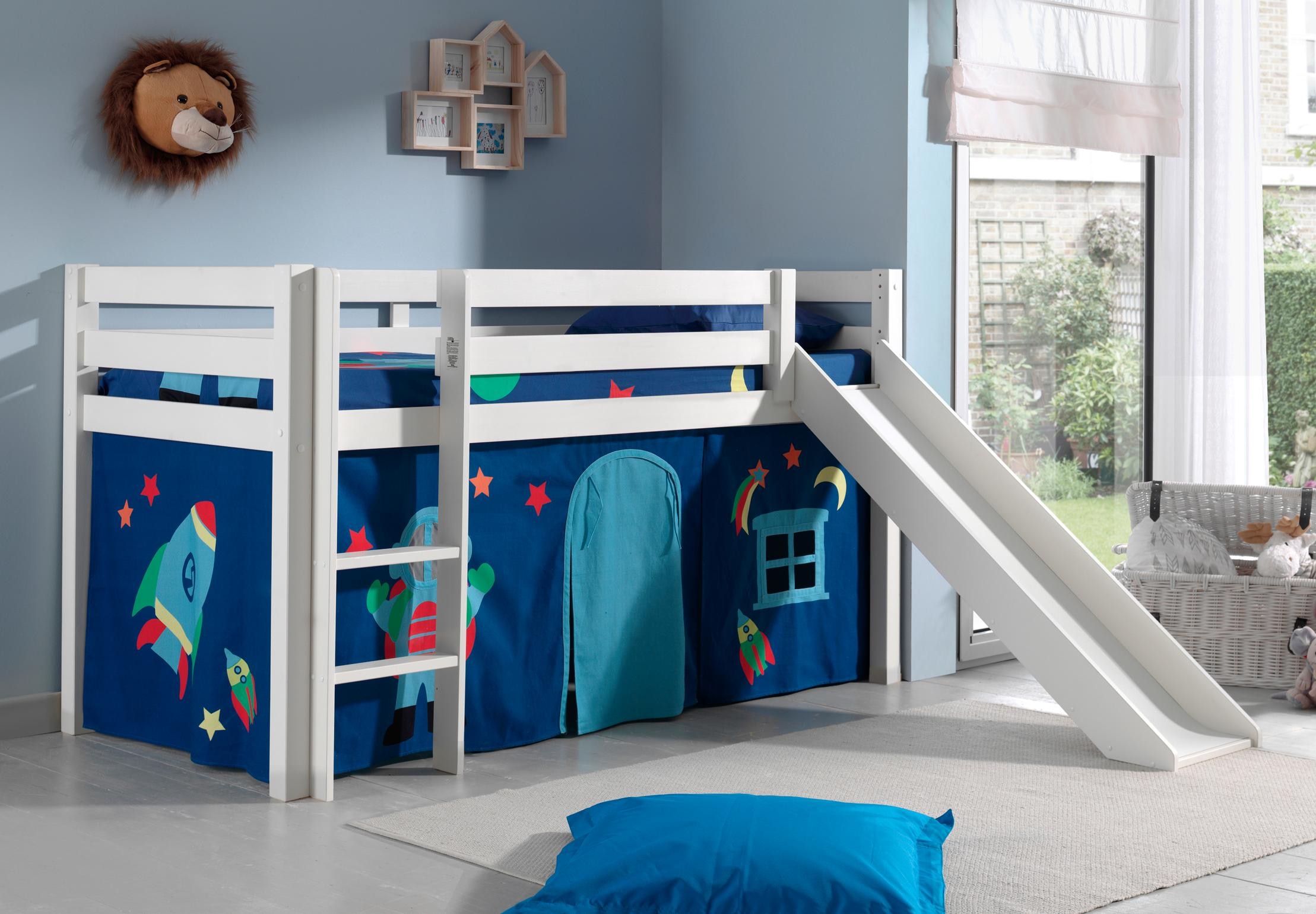 Vipack Hochbett »Pino, Spielbett massiv Kiefer, stabil gebaut, 3 Korpusfarben zur Wahl« inkl. Rolllattenrost, Leiter und Absturzschutz, mit oder ohne Rutsche, Textil-Set "Astronaut", inkl. Vorhang, mit oder ohne Tunnel