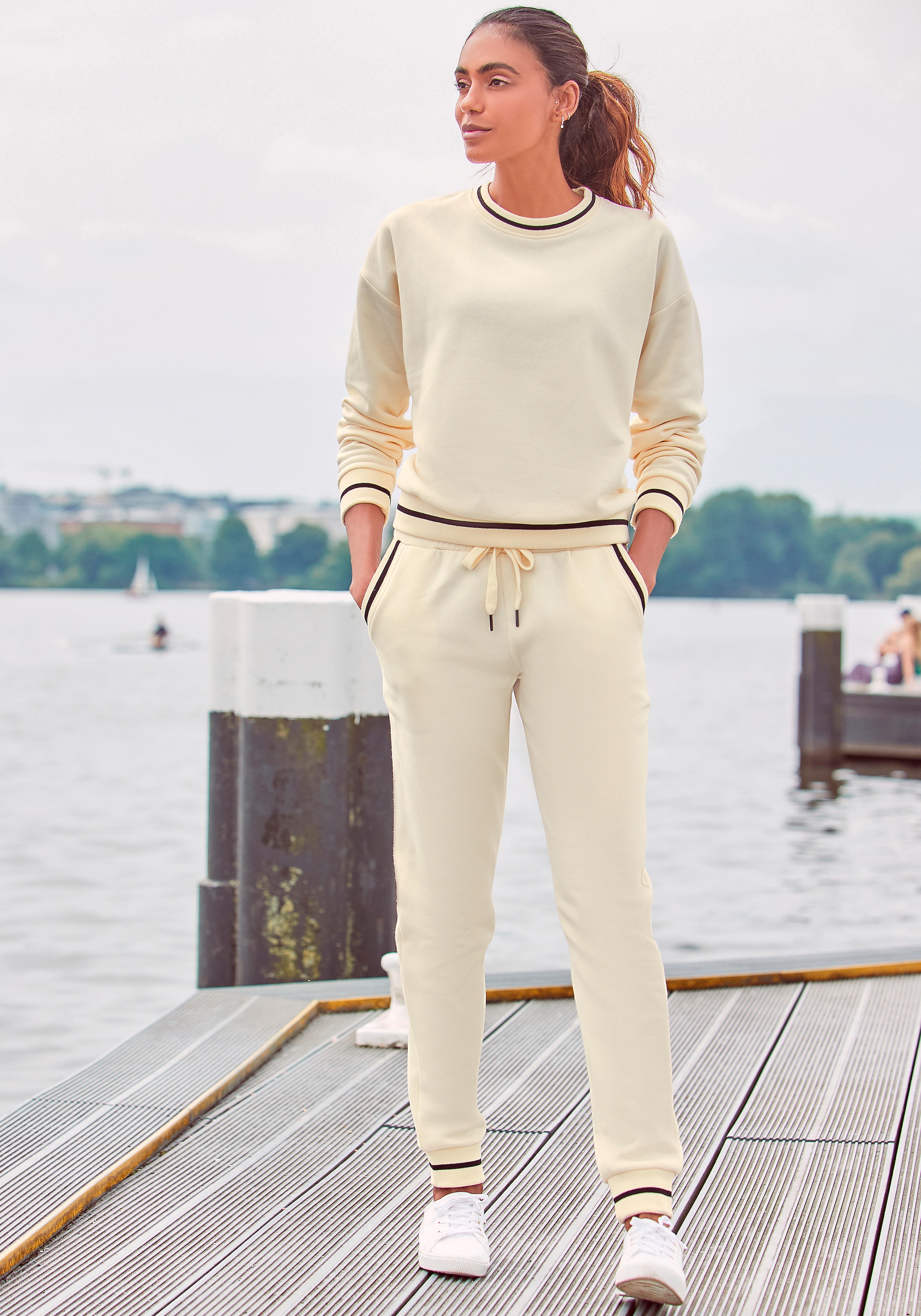 LASCANA Sweathose, mit gestreifem Rippbündchen, Loungeanzug