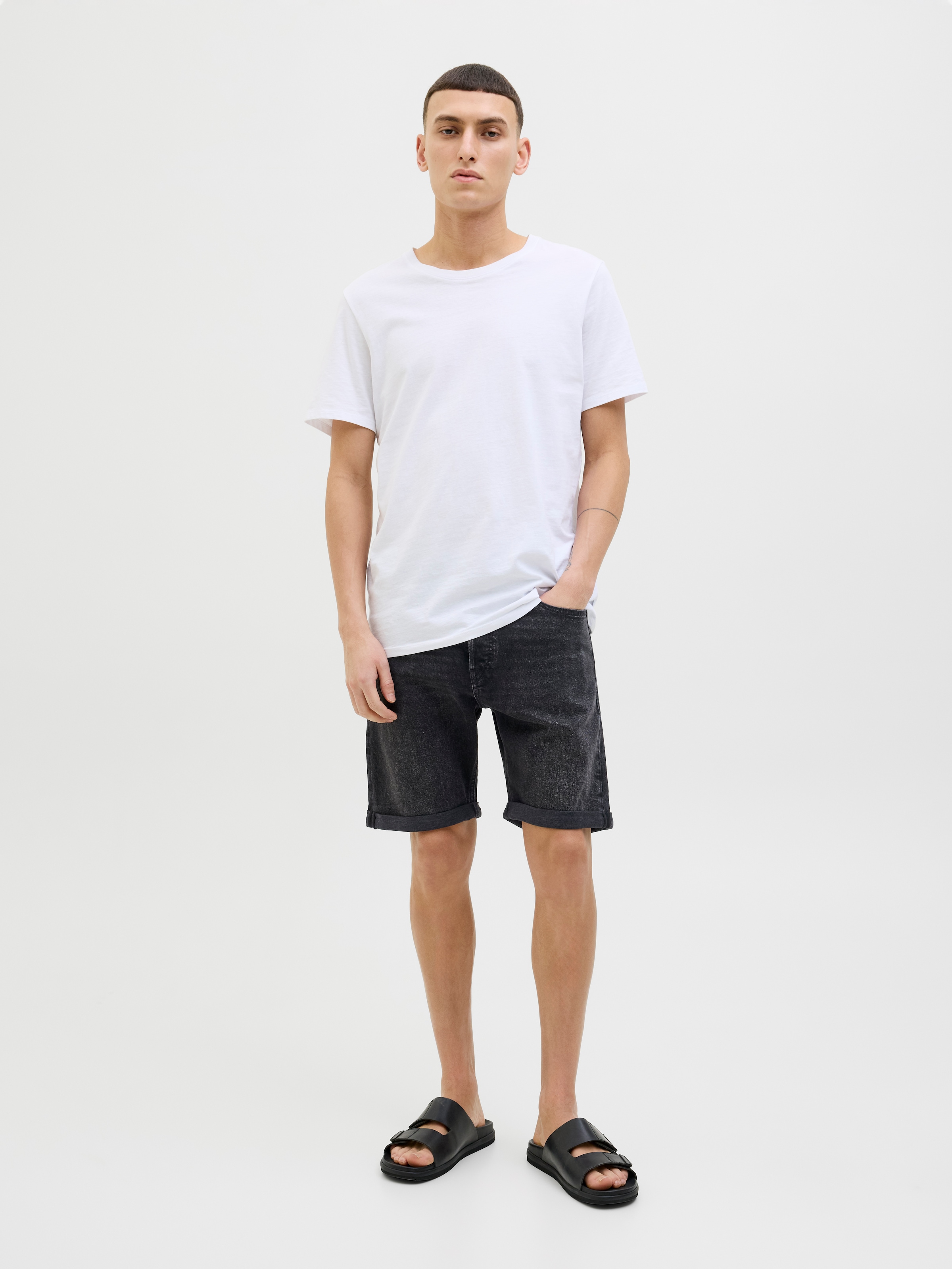 Jack & Jones Shorts »JJIORIGINAL mit stylischem Aufschlag und Knopf«, mit stylischem Aufschlag