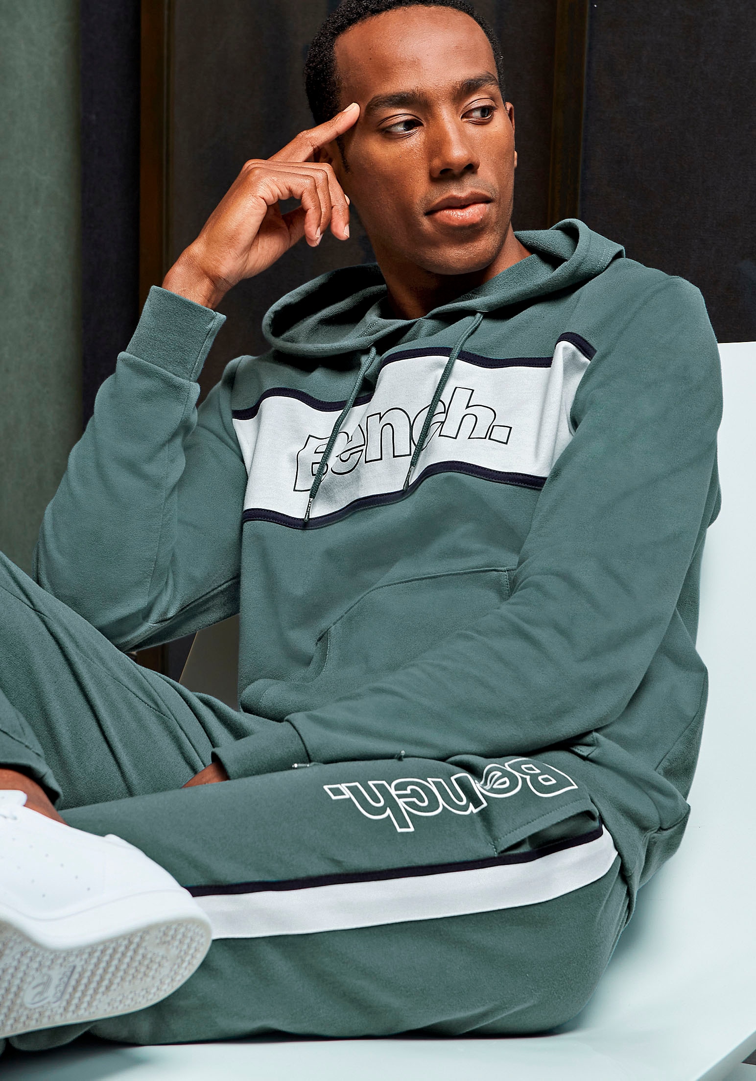 Bench. Loungewear Kapuzensweatshirt, mit Känguru Tasche online bestellen |  Jelmoli-Versand