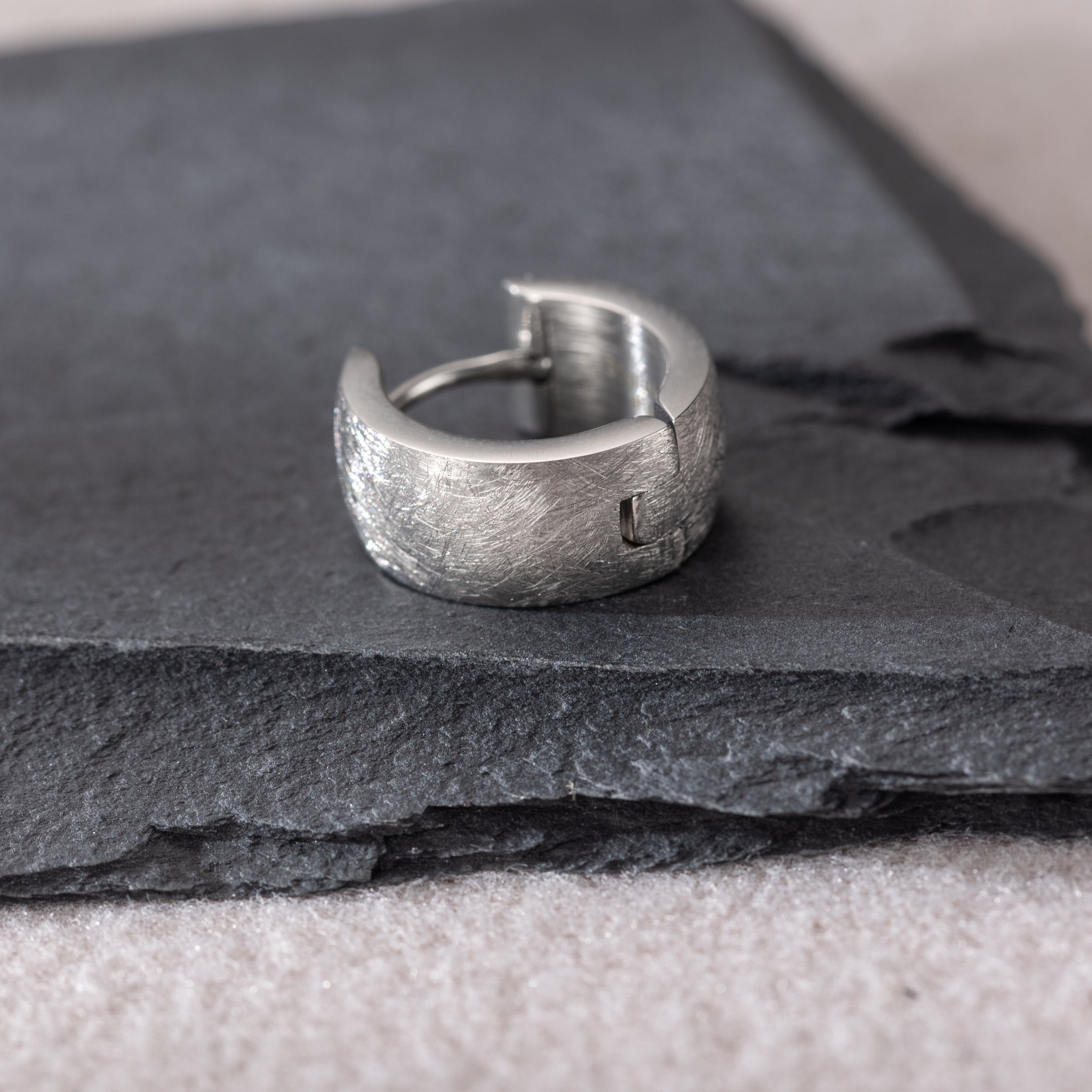 Firetti Single-Creole "Schmuck Geschenk Edelstahl Ohrschmuck Ohrring Ice Scratch"